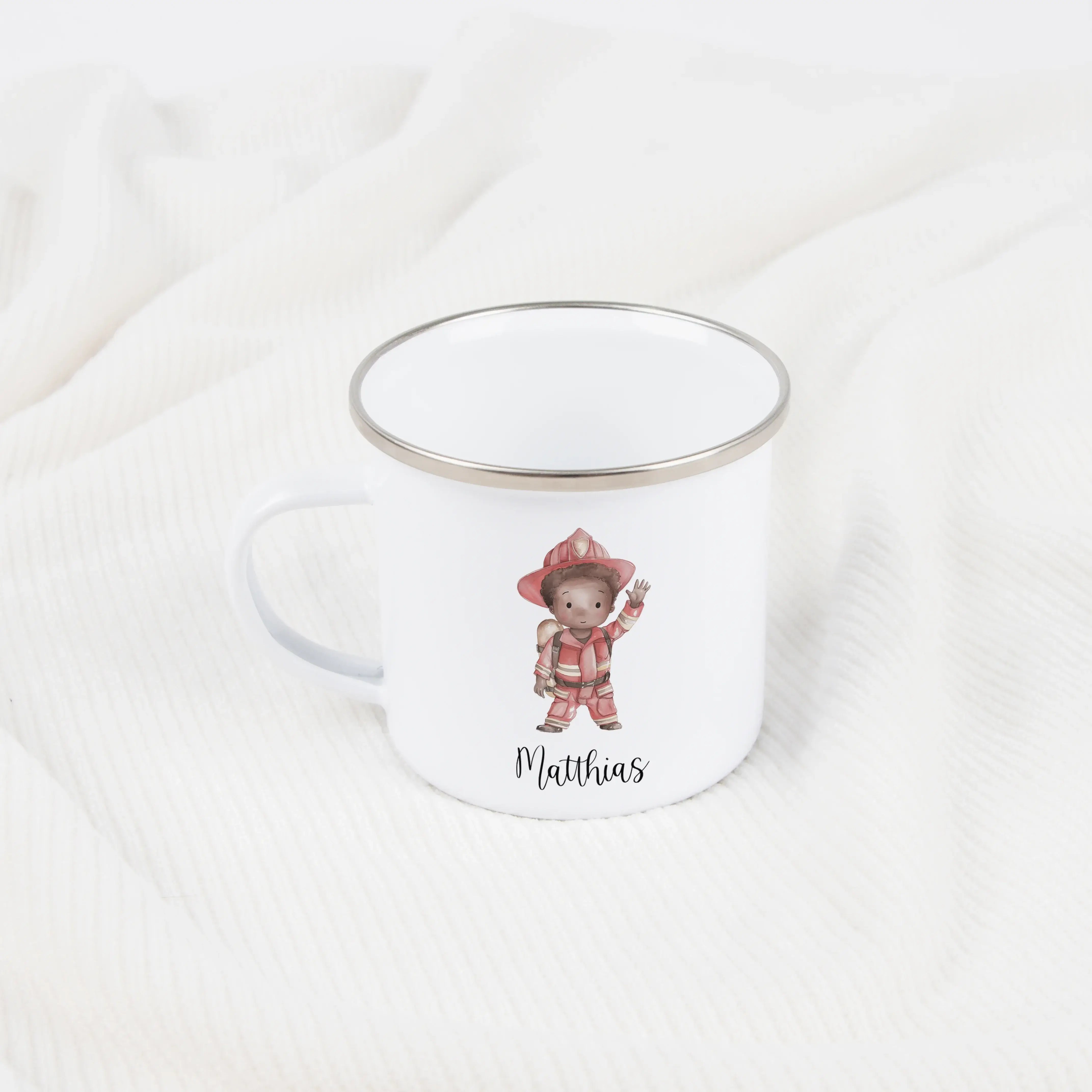 Emaille Tasse Feuerwehrmann-Emaille Tasse-famprints-Die Emaille Tasse Feuerwehrmann von famprints ist ein liebevoll gestaltetes Geschenk für Kinder, die Feuerwehrhelden, Einsatzfahrzeuge und mutige Abenteuer mögen. Zur Auswahl stehen zwei Feuerwehrmänner