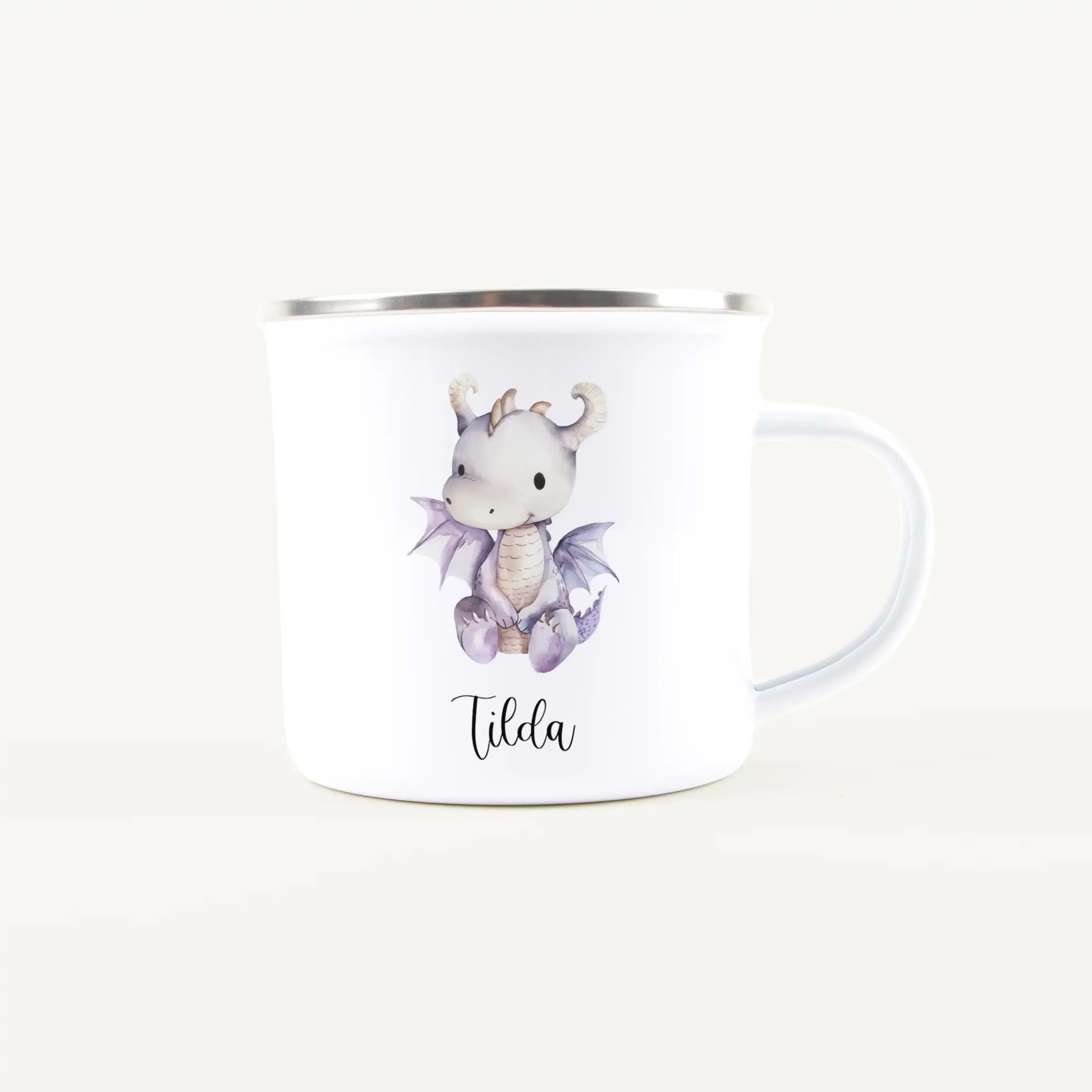Emaille Tasse Drache-Emaille Tasse-famprints-Die Emaille Tasse Drache von famprints bringt ein sanftes Stück Fantasie in den Alltag deines Kindes. Der liebevoll illustrierte Drache in Aquarell Optik macht die personalisierte Kindertasse zu einem besondere