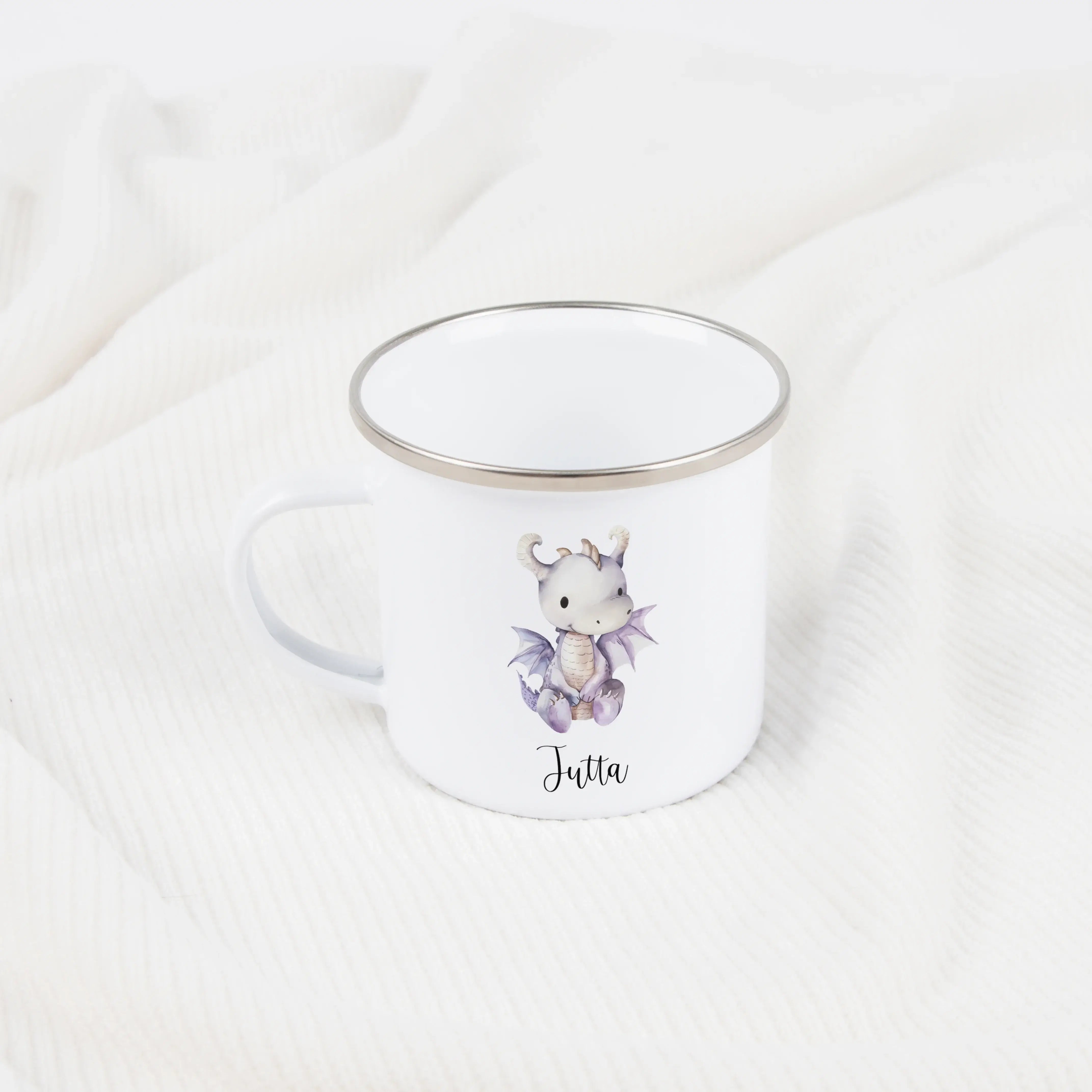 Emaille Tasse Drache-Emaille Tasse-famprints-Die Emaille Tasse Drache von famprints bringt ein sanftes Stück Fantasie in den Alltag deines Kindes. Der liebevoll illustrierte Drache in Aquarell Optik macht die personalisierte Kindertasse zu einem besondere