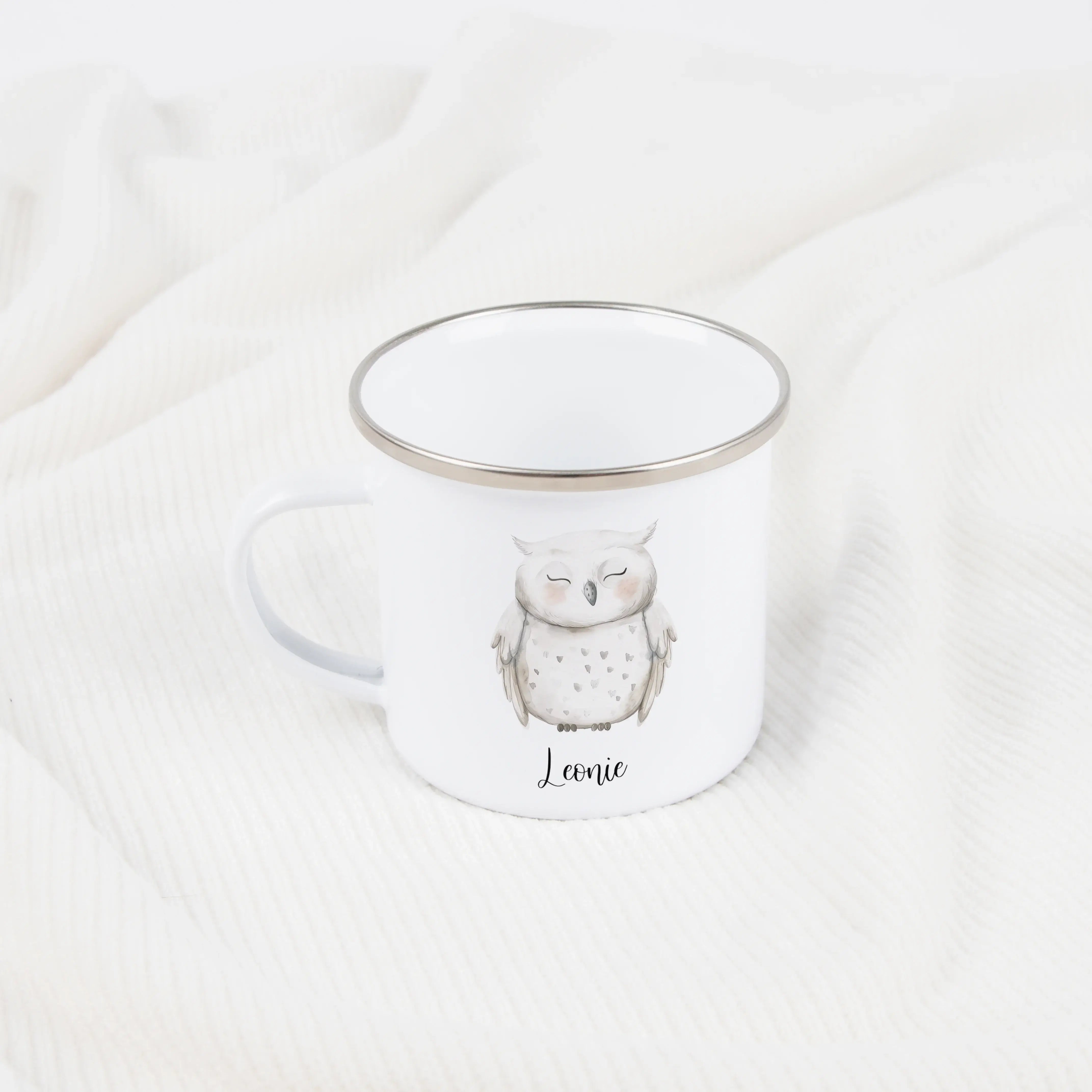 Emaille Tasse Eule-Emaille Tasse-famprints-Die Emaille Tasse Eule von famprints bringt Kinderaugen zum Strahlen und verwandelt alltägliche Momente in kleine Highlights. Mit liebevoll gestalteten Aquarell-Motiven – wahlweise einer braunen oder einer Schnee