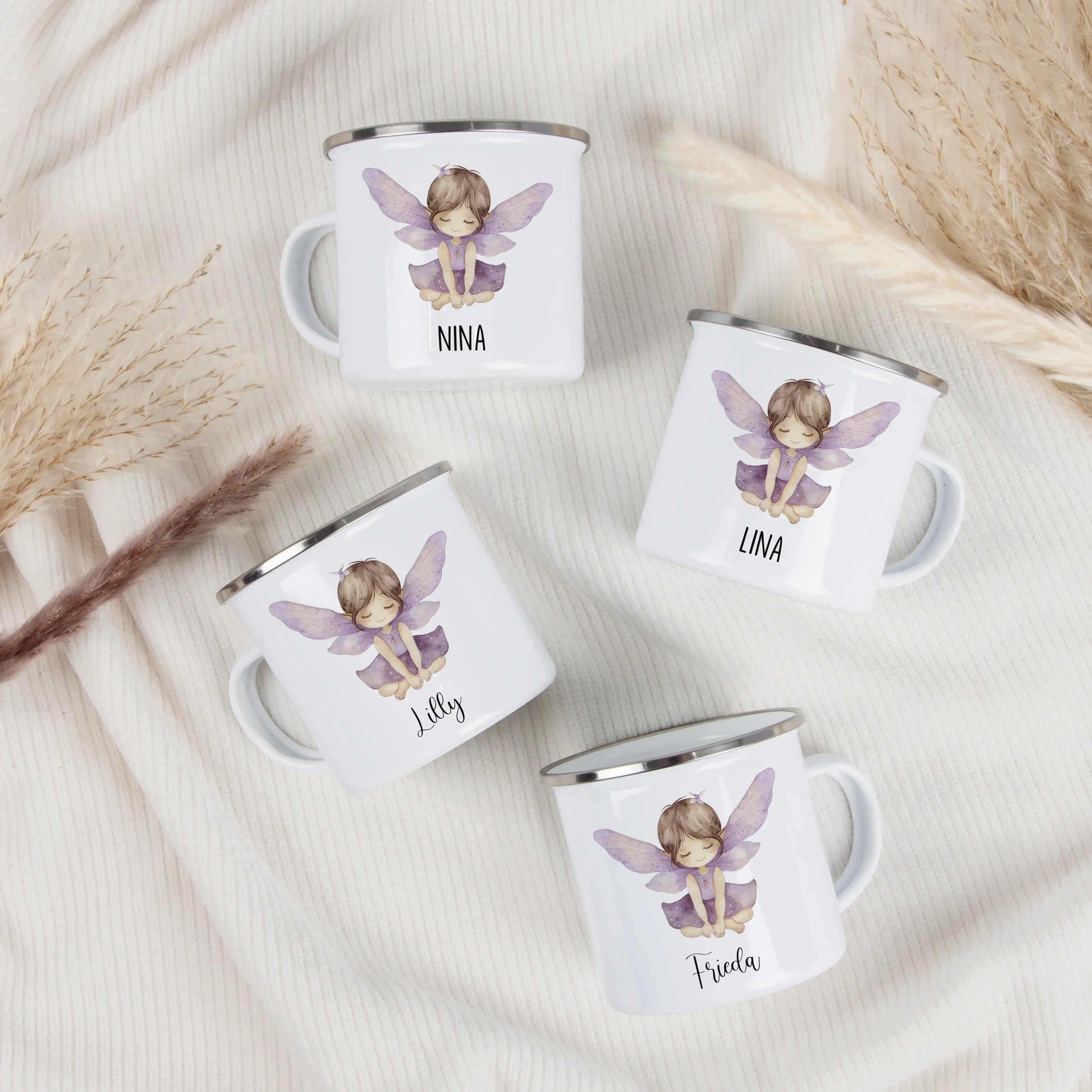 Emaille Tasse Fee-Emaille Tasse-famprints-Die Emaille Tasse Fee von famprints ist ein liebevolles Geschenk für kleine Träumerinnen, die märchenhafte Motive lieben und ihren eigenen Namen gerne auf persönlichen Dingen entdecken. Mit ihrem sanften Wasserfar