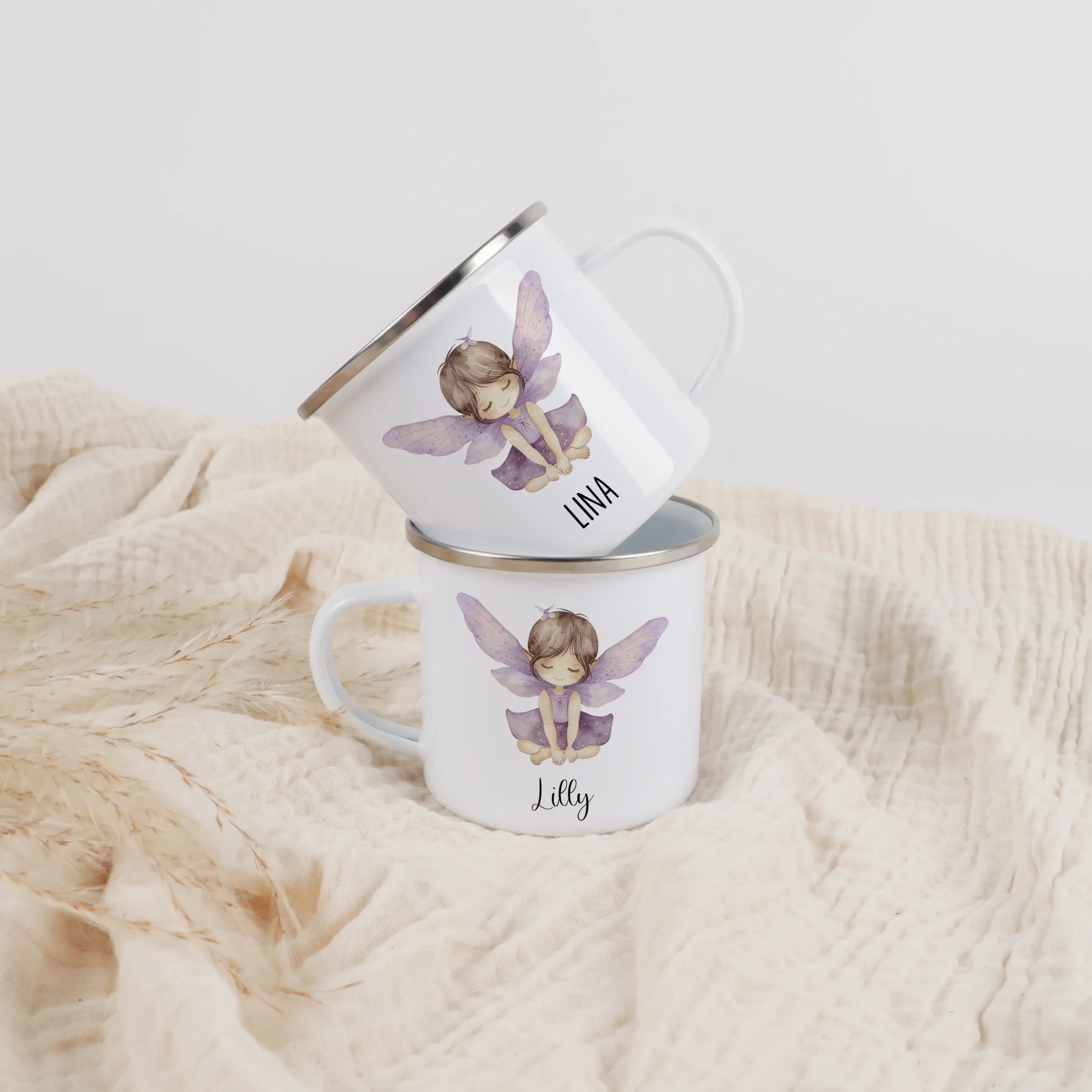 Emaille Tasse Fee-Emaille Tasse-famprints-Die Emaille Tasse Fee von famprints ist ein liebevolles Geschenk für kleine Träumerinnen, die märchenhafte Motive lieben und ihren eigenen Namen gerne auf persönlichen Dingen entdecken. Mit ihrem sanften Wasserfar