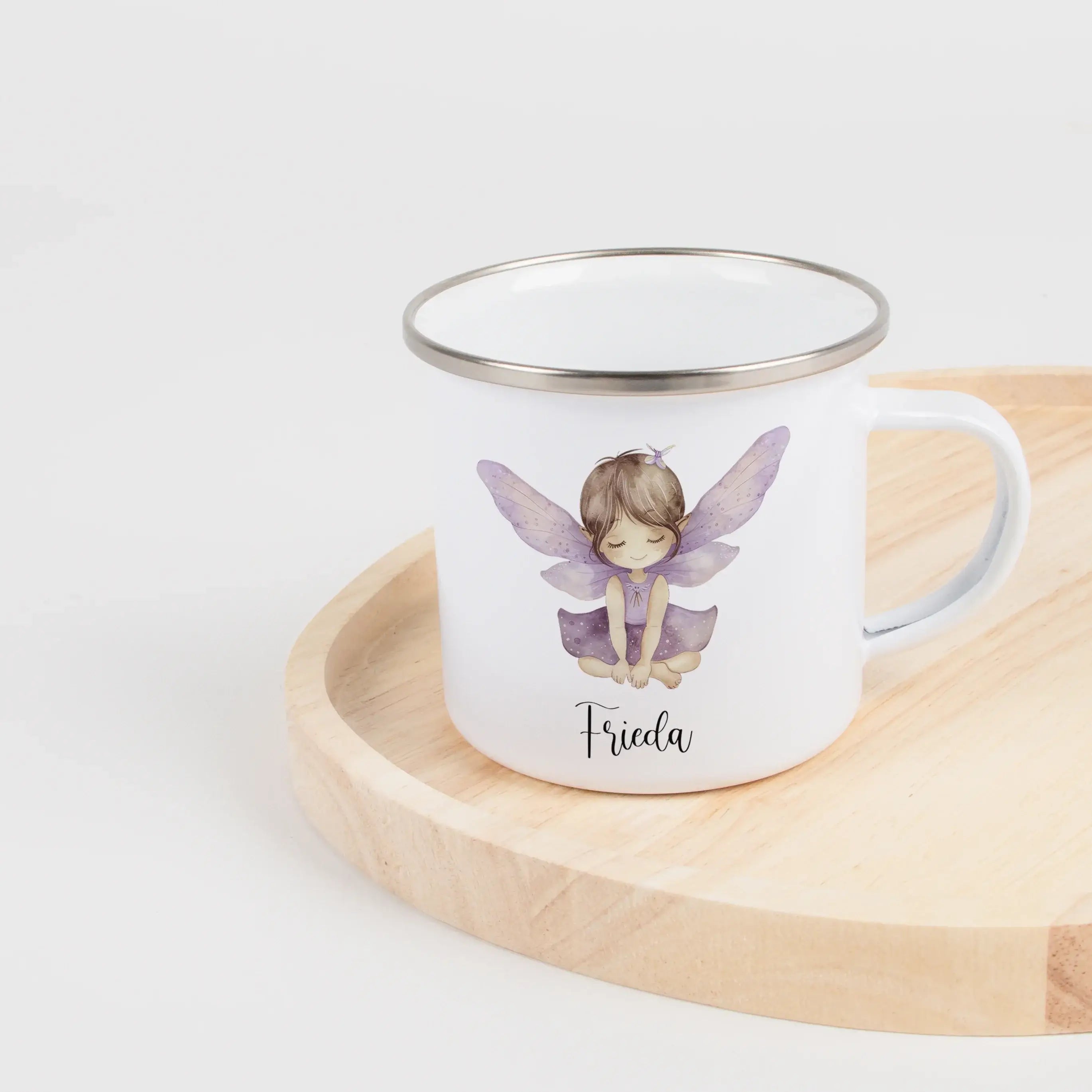 Emaille Tasse Fee-Emaille Tasse-famprints-Die Emaille Tasse Fee von famprints ist ein liebevolles Geschenk für kleine Träumerinnen, die märchenhafte Motive lieben und ihren eigenen Namen gerne auf persönlichen Dingen entdecken. Mit ihrem sanften Wasserfar