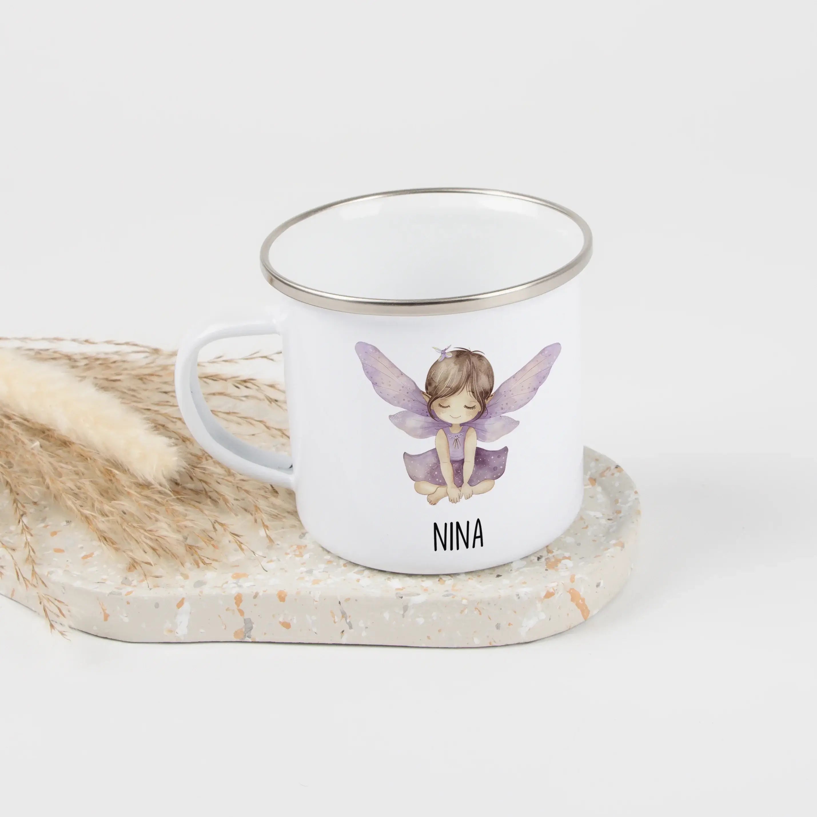 Emaille Tasse Fee-Emaille Tasse-famprints-Die Emaille Tasse Fee von famprints ist ein liebevolles Geschenk für kleine Träumerinnen, die märchenhafte Motive lieben und ihren eigenen Namen gerne auf persönlichen Dingen entdecken. Mit ihrem sanften Wasserfar