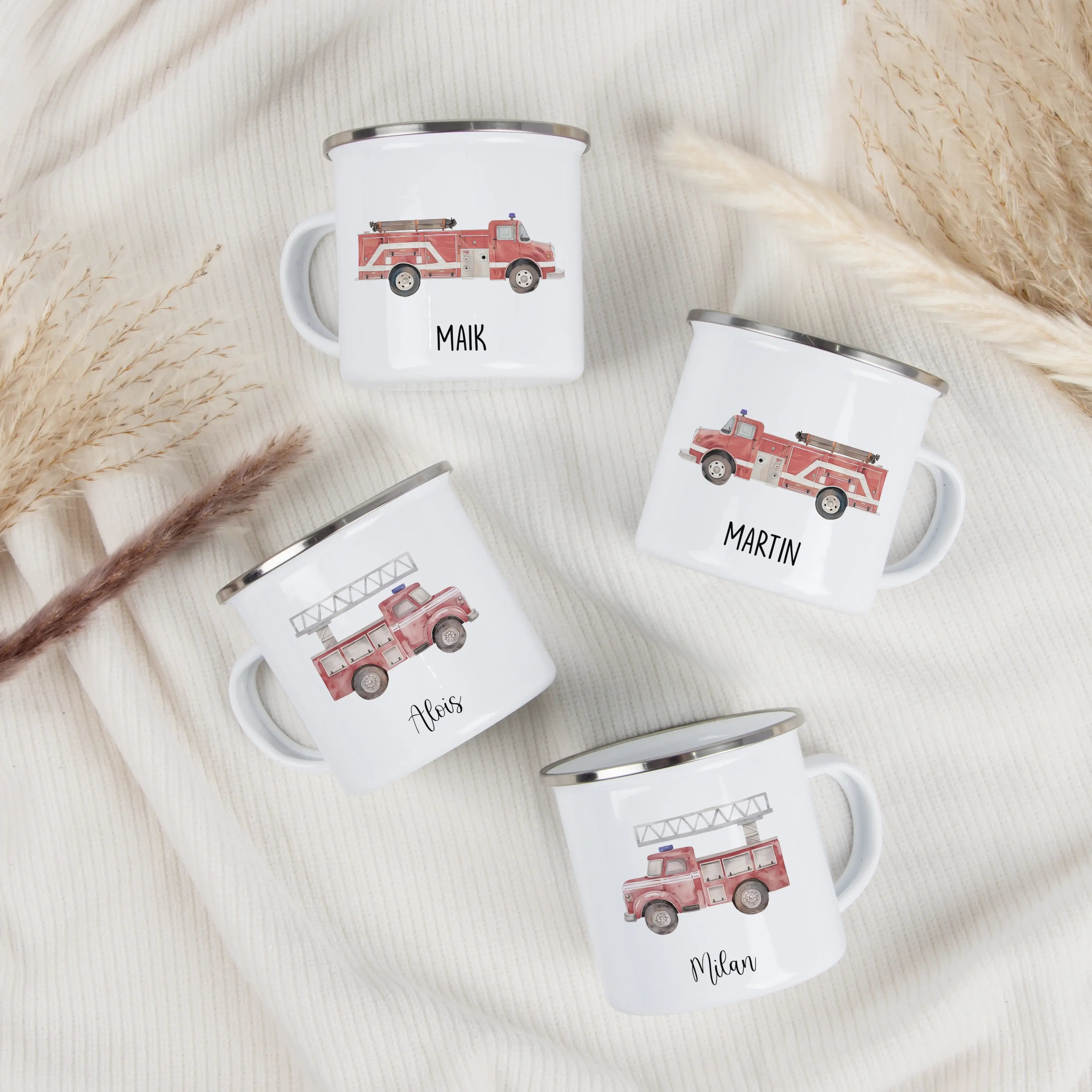 Emaille Tasse Feuerwehr-Emaille Tasse-famprints-Entdecke unsere Emaille Tasse Feuerwehr von famprints – das perfekte Geschenk für kleine Feuerwehrleute! Mit ihrem einzigaritgen Feuerwehrauto-Design und der Möglichkeit, sie mit dem Namen deines Kindes zu p