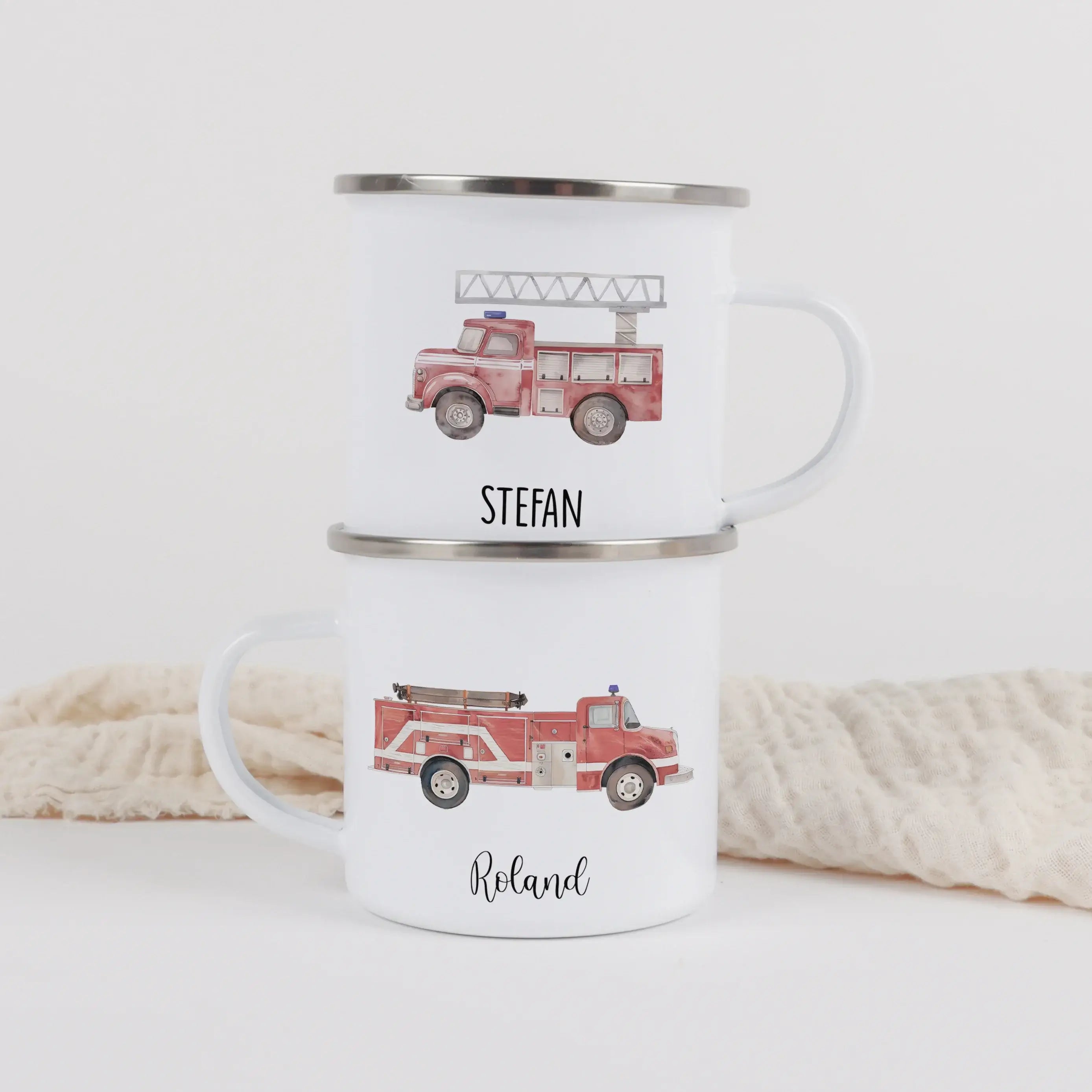 Emaille Tasse Feuerwehr-Emaille Tasse-famprints-Entdecke unsere Emaille Tasse Feuerwehr von famprints – das perfekte Geschenk für kleine Feuerwehrleute! Mit ihrem einzigaritgen Feuerwehrauto-Design und der Möglichkeit, sie mit dem Namen deines Kindes zu p
