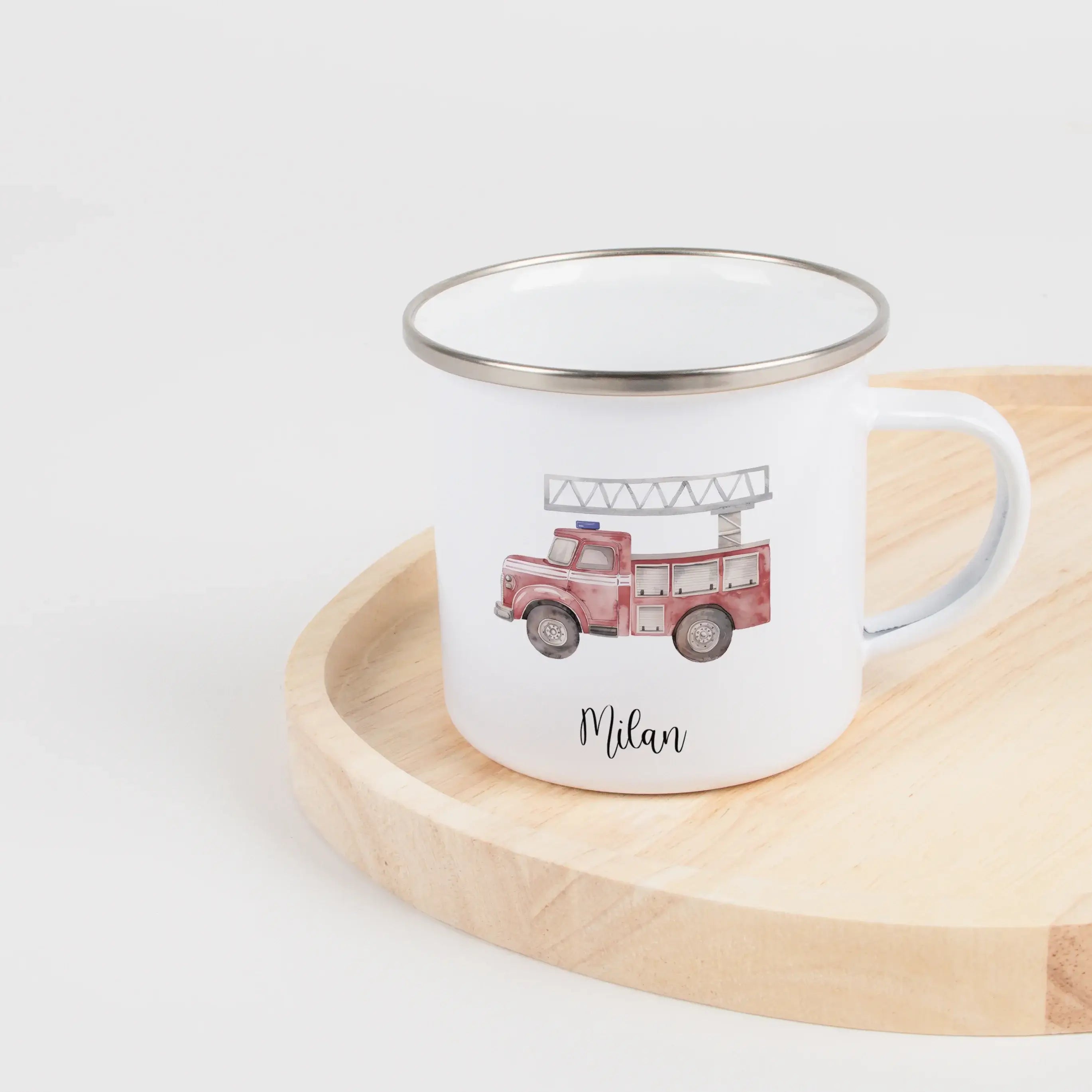 Emaille Tasse Feuerwehr-Emaille Tasse-famprints-Entdecke unsere Emaille Tasse Feuerwehr von famprints – das perfekte Geschenk für kleine Feuerwehrleute! Mit ihrem einzigaritgen Feuerwehrauto-Design und der Möglichkeit, sie mit dem Namen deines Kindes zu p