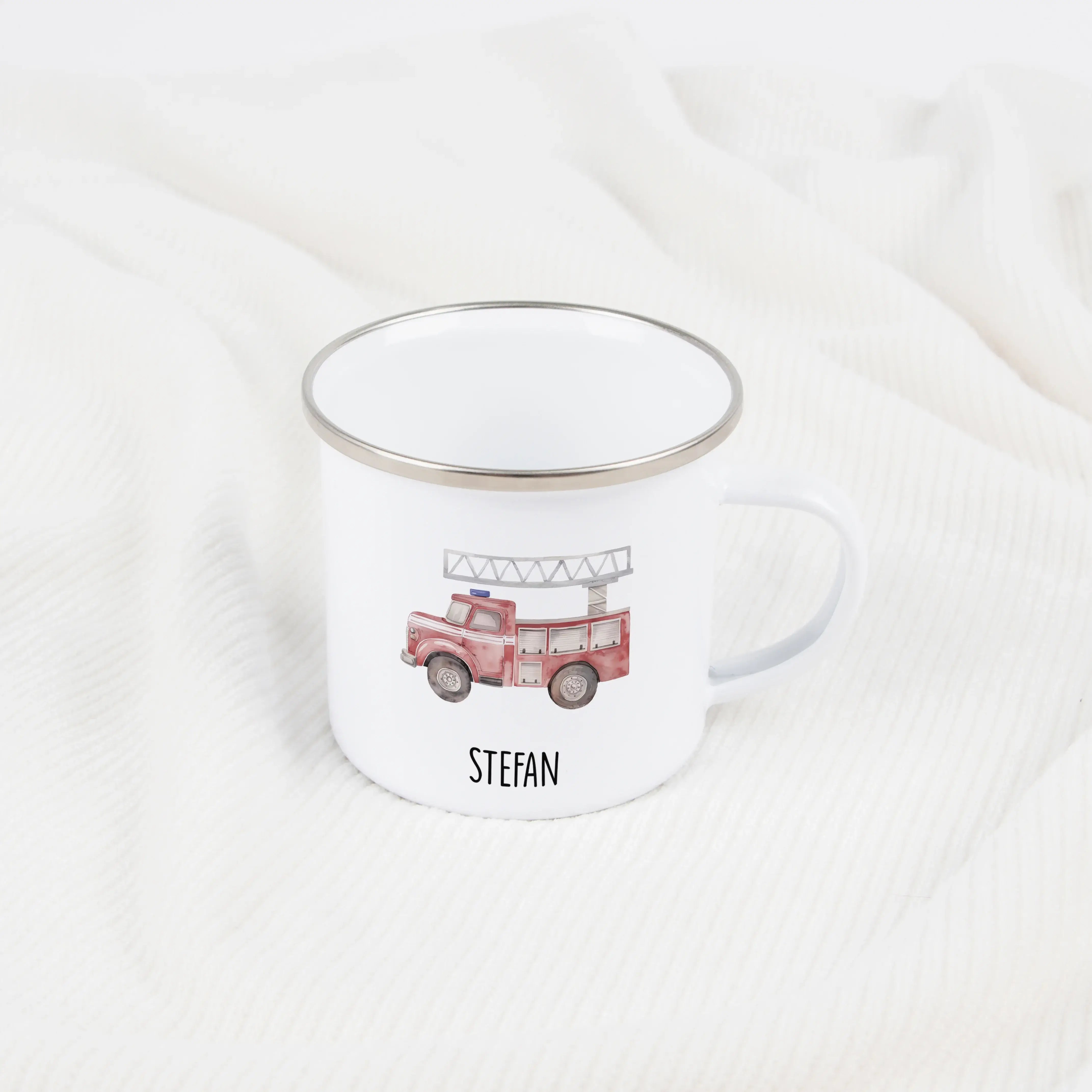 Emaille Tasse Feuerwehr-Emaille Tasse-famprints-Entdecke unsere Emaille Tasse Feuerwehr von famprints – das perfekte Geschenk für kleine Feuerwehrleute! Mit ihrem einzigaritgen Feuerwehrauto-Design und der Möglichkeit, sie mit dem Namen deines Kindes zu p