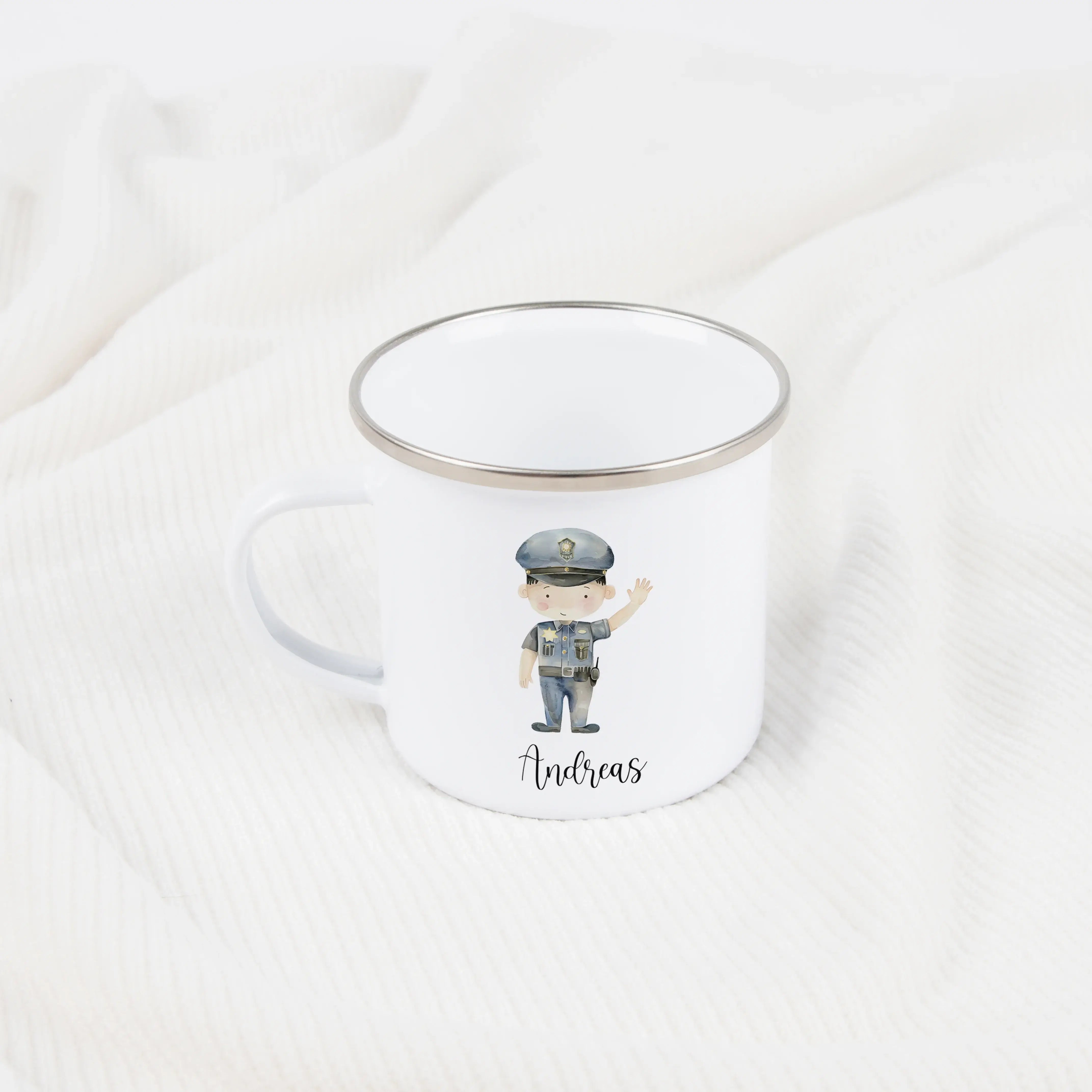 Emaille Tasse Polizist-Emaille Tasse-famprints-Die Emaille Tasse Polizist von famprints bringt kleinen Polizei-Fans jeden Tag ein Stück Freude. Mit zwei liebevoll gestalteten Polizisten-Motiven, die du individuell mit dem Namen deines Kindes kombinieren k