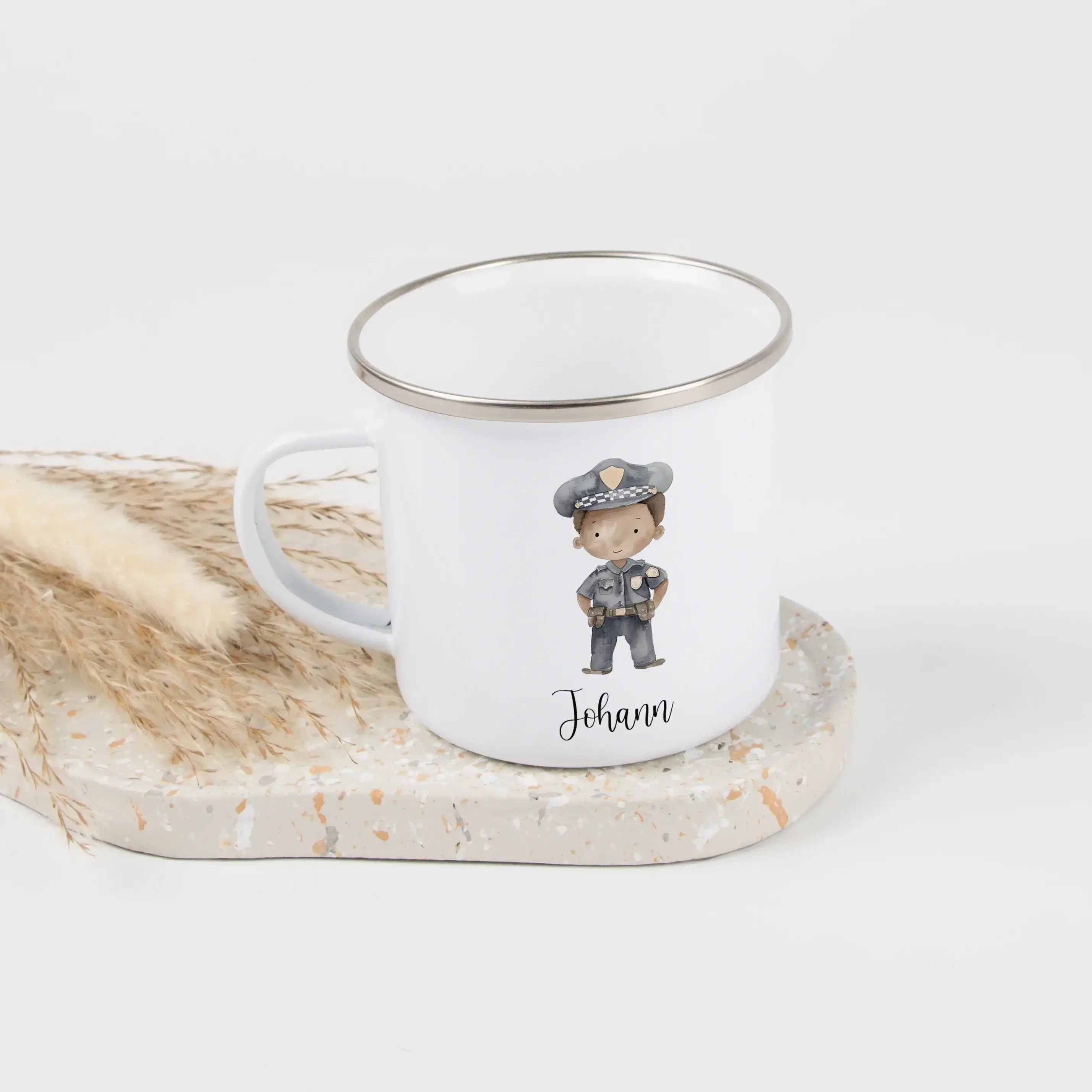 Emaille Tasse Polizist-Emaille Tasse-famprints-Die Emaille Tasse Polizist von famprints bringt kleinen Polizei-Fans jeden Tag ein Stück Freude. Mit zwei liebevoll gestalteten Polizisten-Motiven, die du individuell mit dem Namen deines Kindes kombinieren k