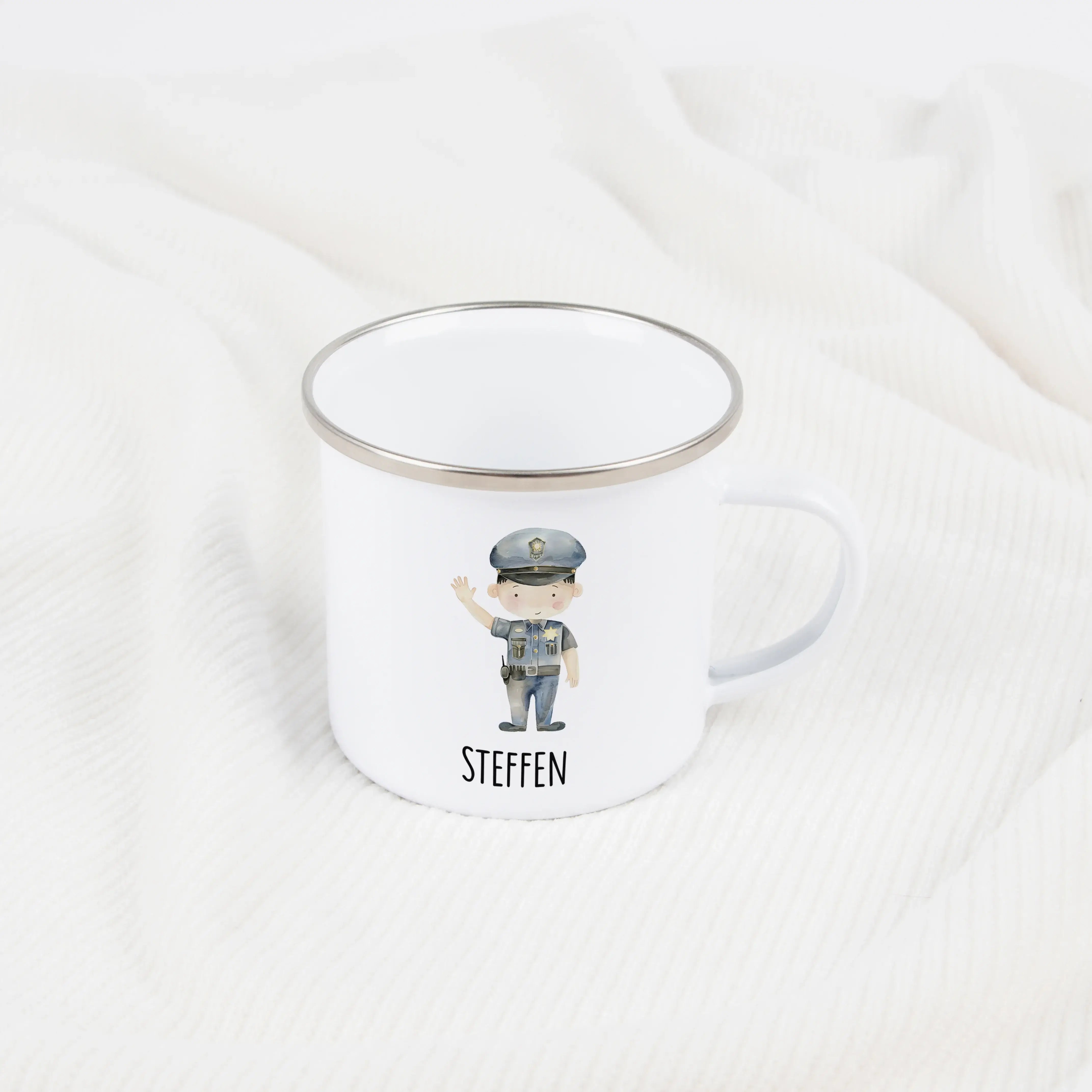 Emaille Tasse Polizist-Emaille Tasse-famprints-Die Emaille Tasse Polizist von famprints bringt kleinen Polizei-Fans jeden Tag ein Stück Freude. Mit zwei liebevoll gestalteten Polizisten-Motiven, die du individuell mit dem Namen deines Kindes kombinieren k