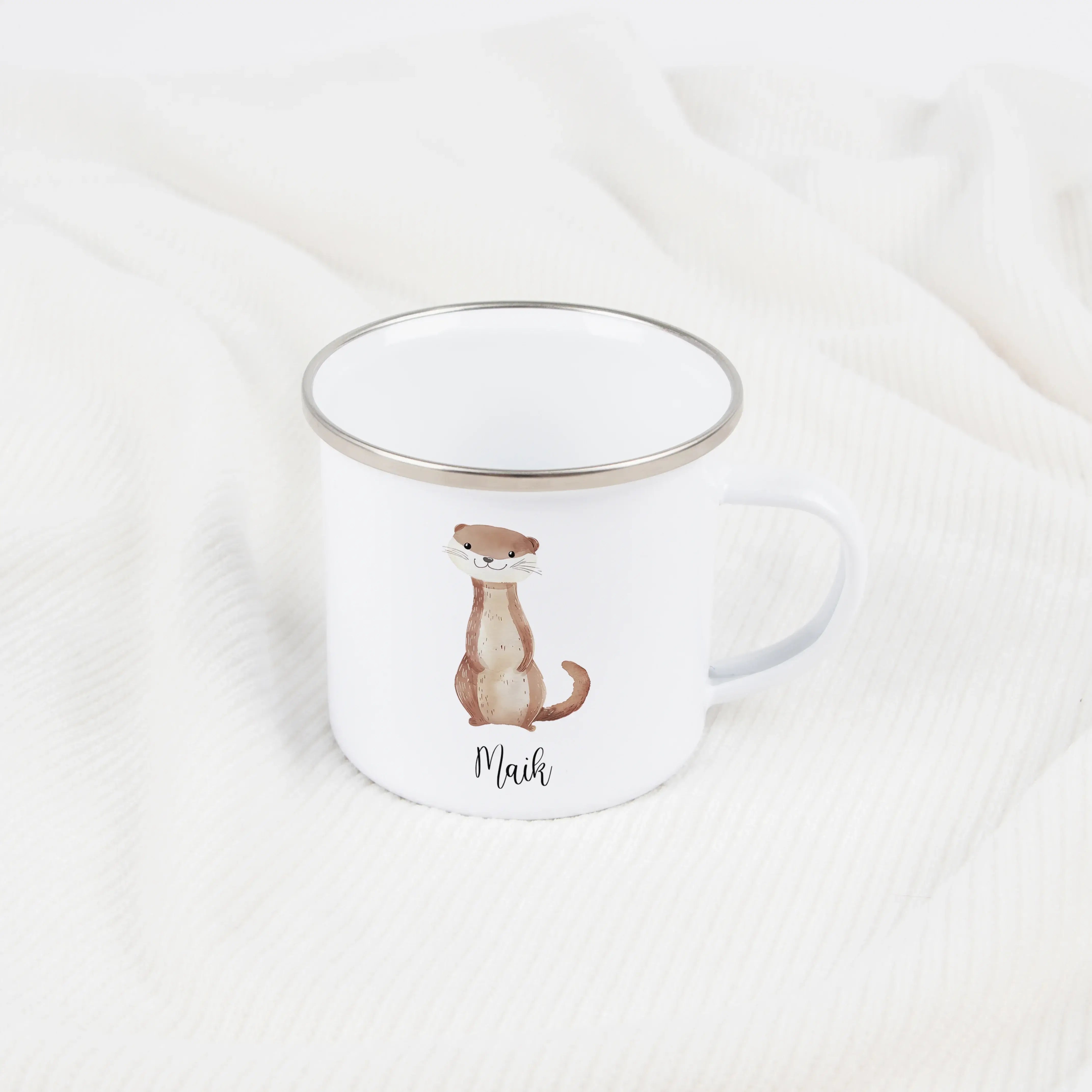 Emaille Tasse Otter-Emaille Tasse-famprints-Die Emaille Tasse Otter von famprints verbindet liebevolles Design mit persönlicher Note und wird so zu einem Geschenk, das Kinder wie Erwachsene gleichermaßen begeistert. Der fröhliche Otter in zarter Aquarell-