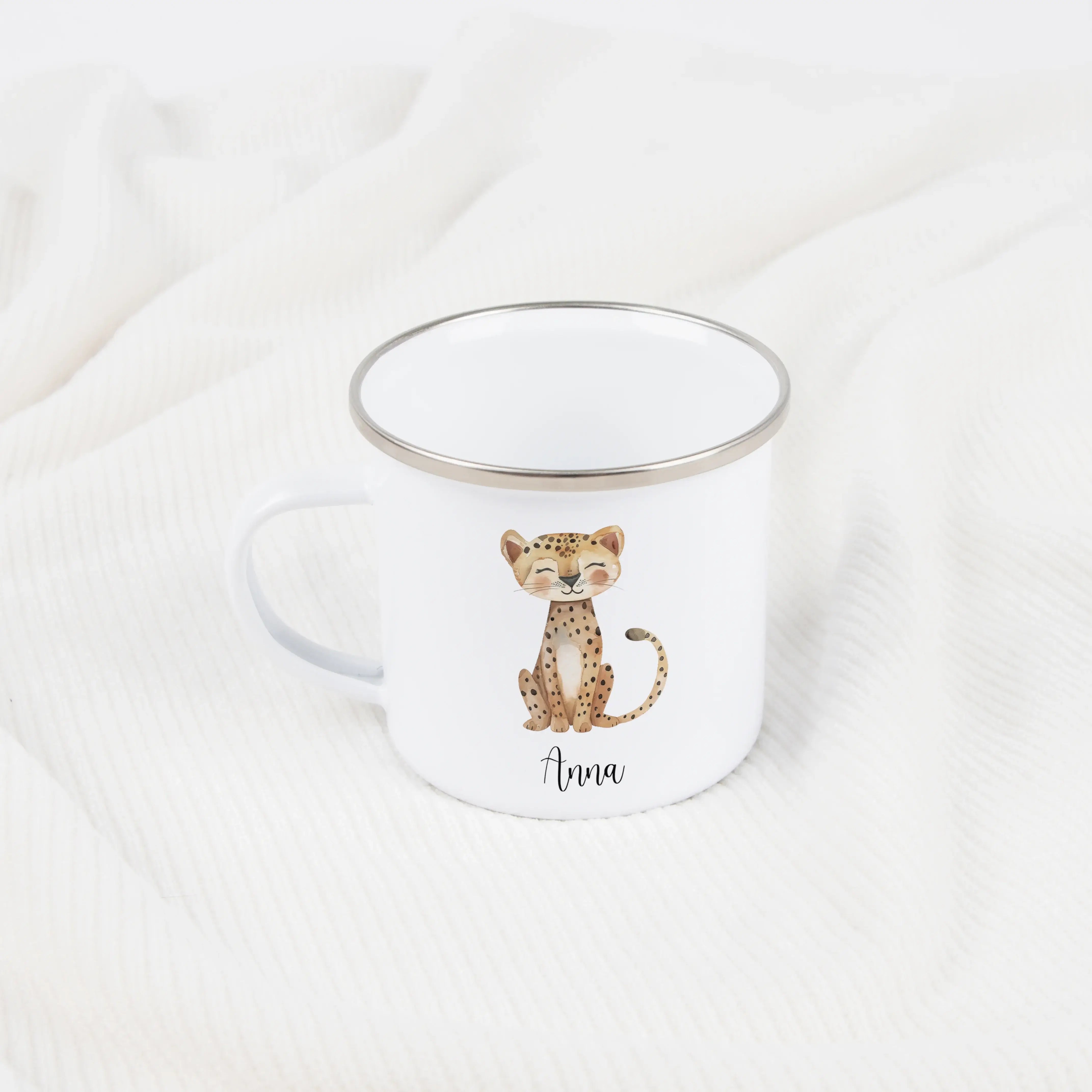 Emaille Tasse Gepard-Emaille Tasse-famprints-Die Emaille Tasse Gepard von famprints ist genau das Richtige, wenn du ein persönliches Geschenk mit Charakter suchst oder deinem Kind eine eigene Lieblingstasse schenken möchtest. Das liebevoll gestaltete Gepa