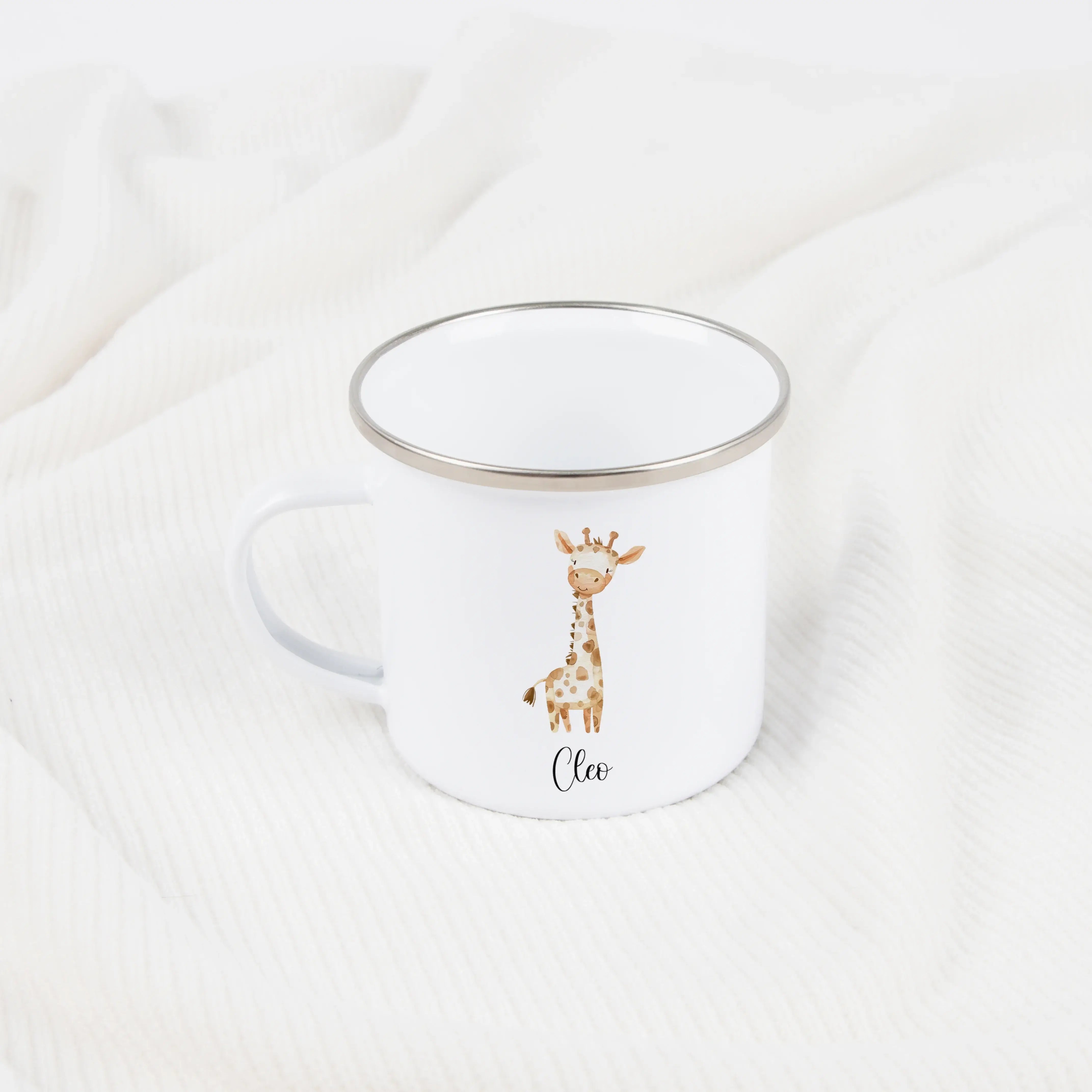Emaille Tasse Giraffe No2-Emaille Tasse-famprints-Die Emaille Tasse Giraffe No2 von famprints bringt jedem Kind ein kleines Stück Abenteuer an den Frühstückstisch. Das sanfte Aquarellmotiv der fröhlichen Giraffe wirkt liebevoll und warmherzig und wird dur