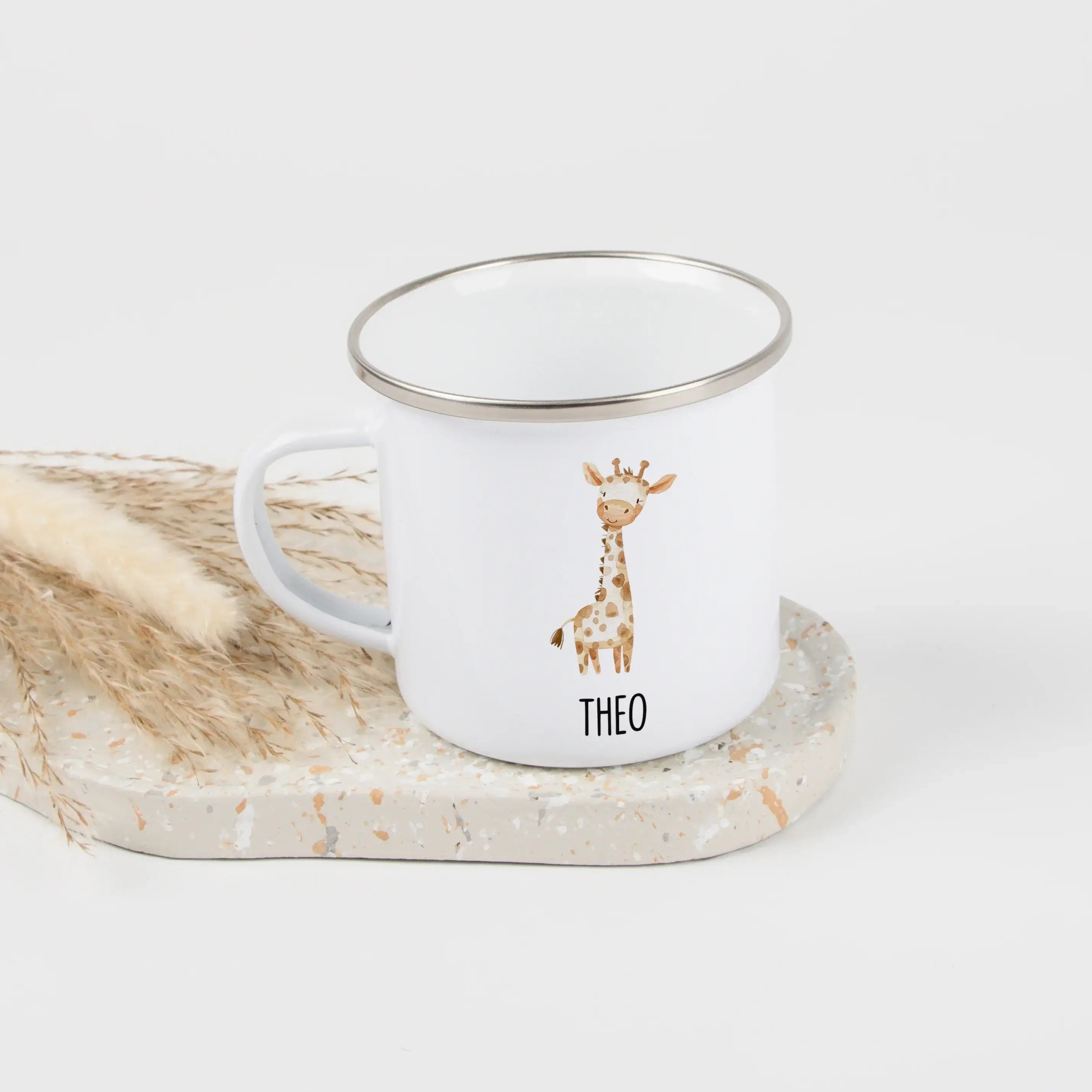 Emaille Tasse Giraffe No2-Emaille Tasse-famprints-Die Emaille Tasse Giraffe No2 von famprints bringt jedem Kind ein kleines Stück Abenteuer an den Frühstückstisch. Das sanfte Aquarellmotiv der fröhlichen Giraffe wirkt liebevoll und warmherzig und wird dur