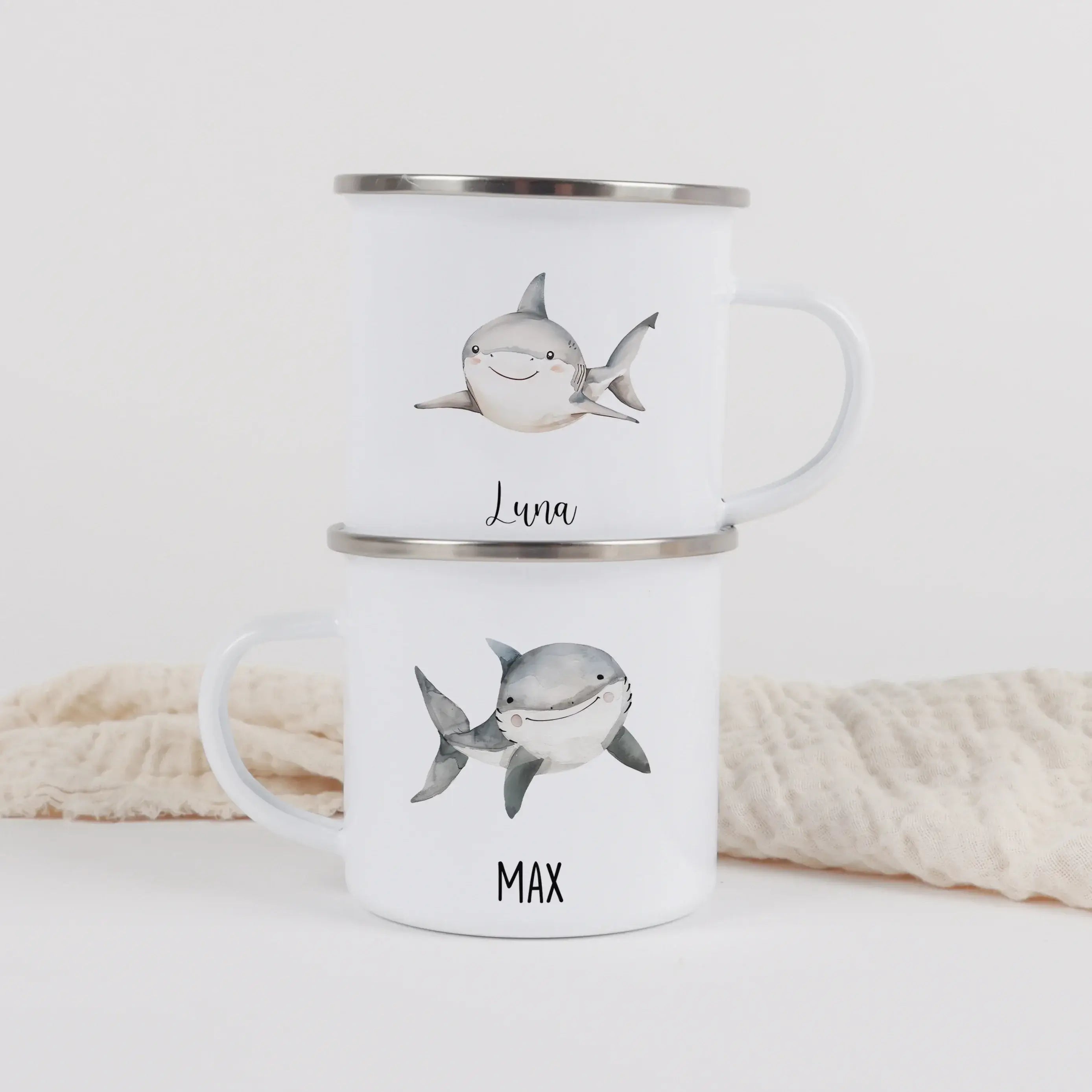 Emaille Tasse Hai-Emaille Tasse-famprints-Die Emaille Tasse Hai von famprints bringt frischen Meereszauber in den Alltag und wird mit deinem Wunschname zu einem persönlichen Begleiter für Kinder, die Abenteuer lieben. Das liebevoll illustrierte Hai-Motiv