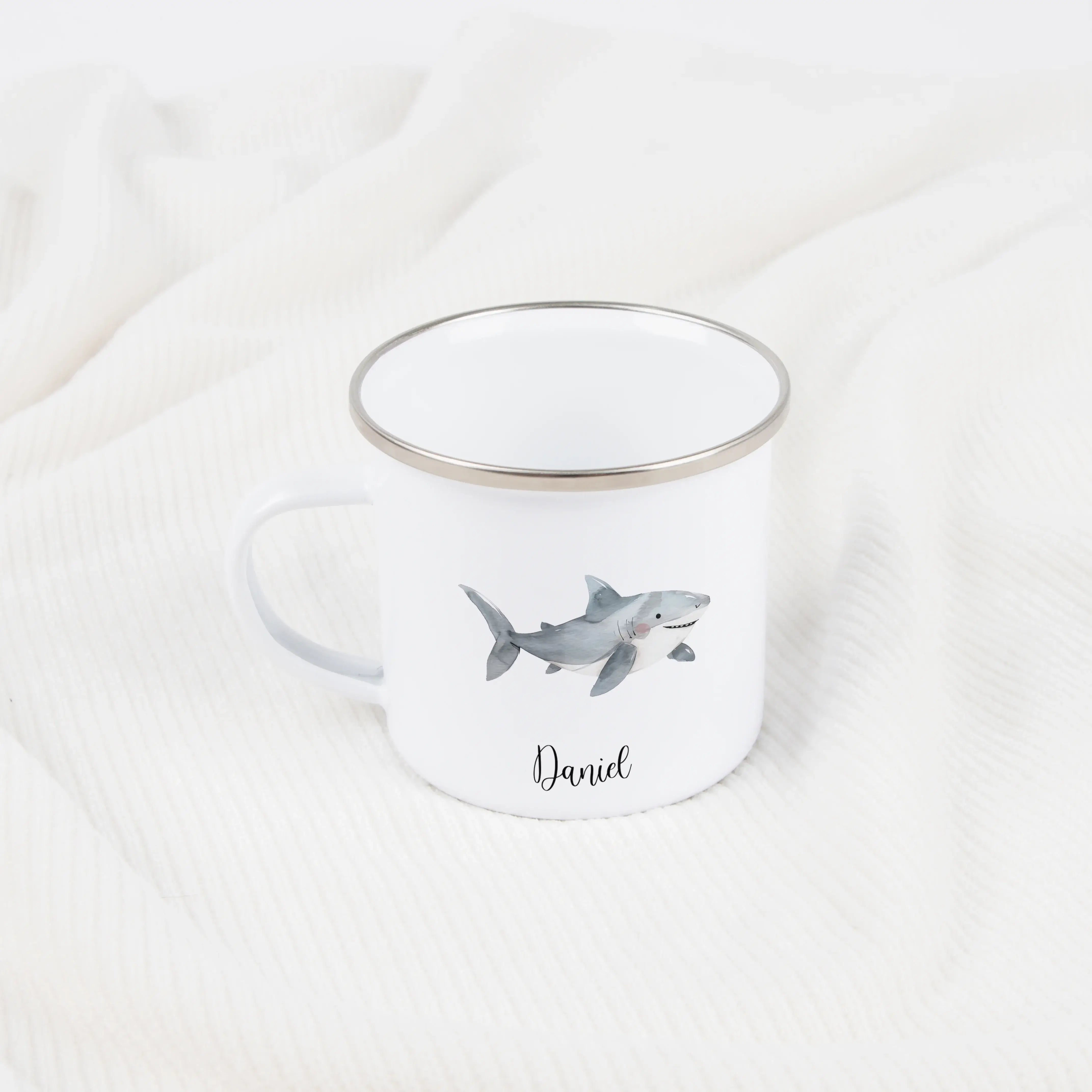 Emaille Tasse Hai-Emaille Tasse-famprints-Die Emaille Tasse Hai von famprints bringt frischen Meereszauber in den Alltag und wird mit deinem Wunschname zu einem persönlichen Begleiter für Kinder, die Abenteuer lieben. Das liebevoll illustrierte Hai-Motiv
