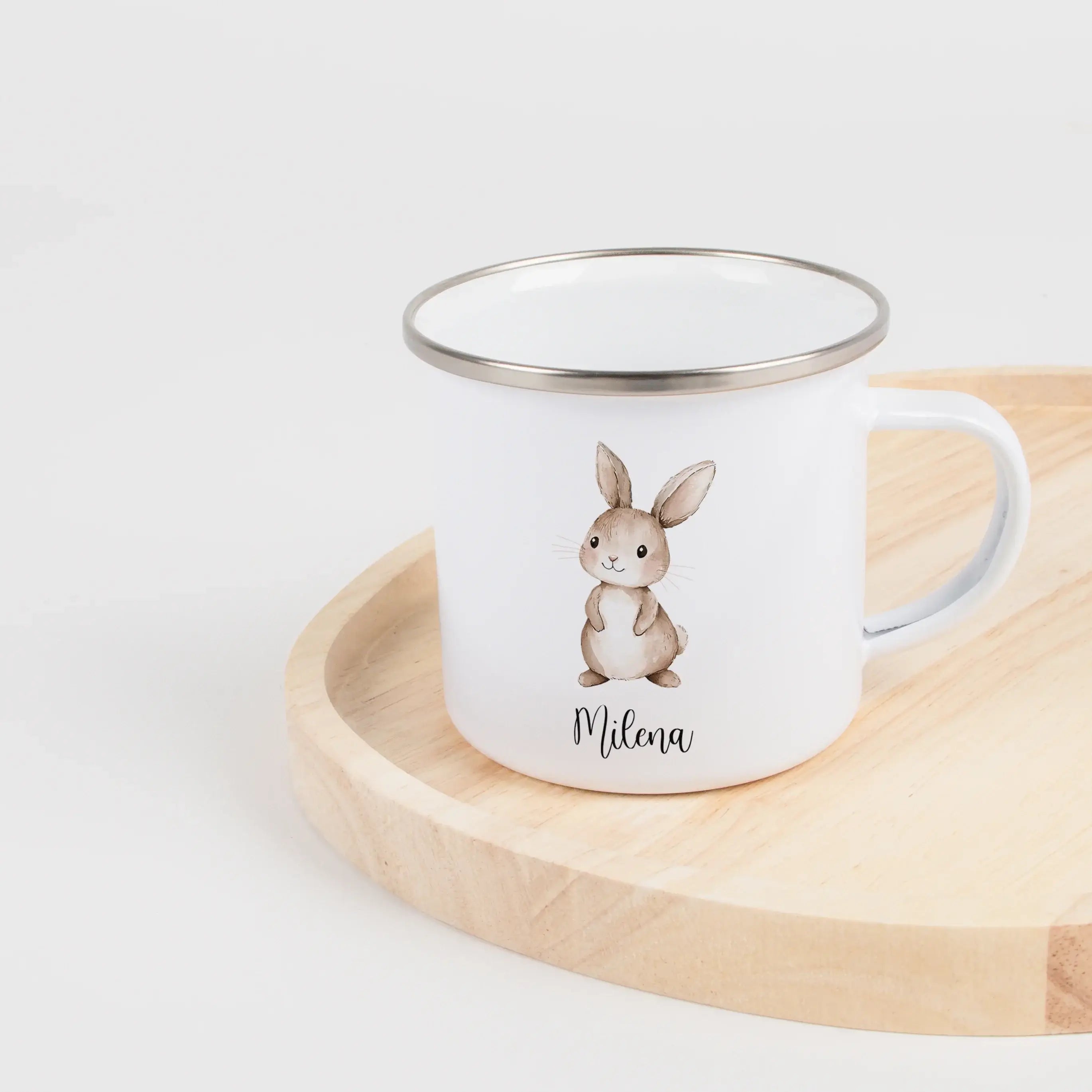 Emaille Tasse Hase-Emaille Tasse-famprints-Die Emaille Tasse Hase von famprints macht kleinen Hasenfans jeden Morgen ein bisschen glücklicher. Auf der weißen Tasse kannst du zwischen einem hellbraunen oder einem weißen Hasen im sanften Wasserfarben-Look w