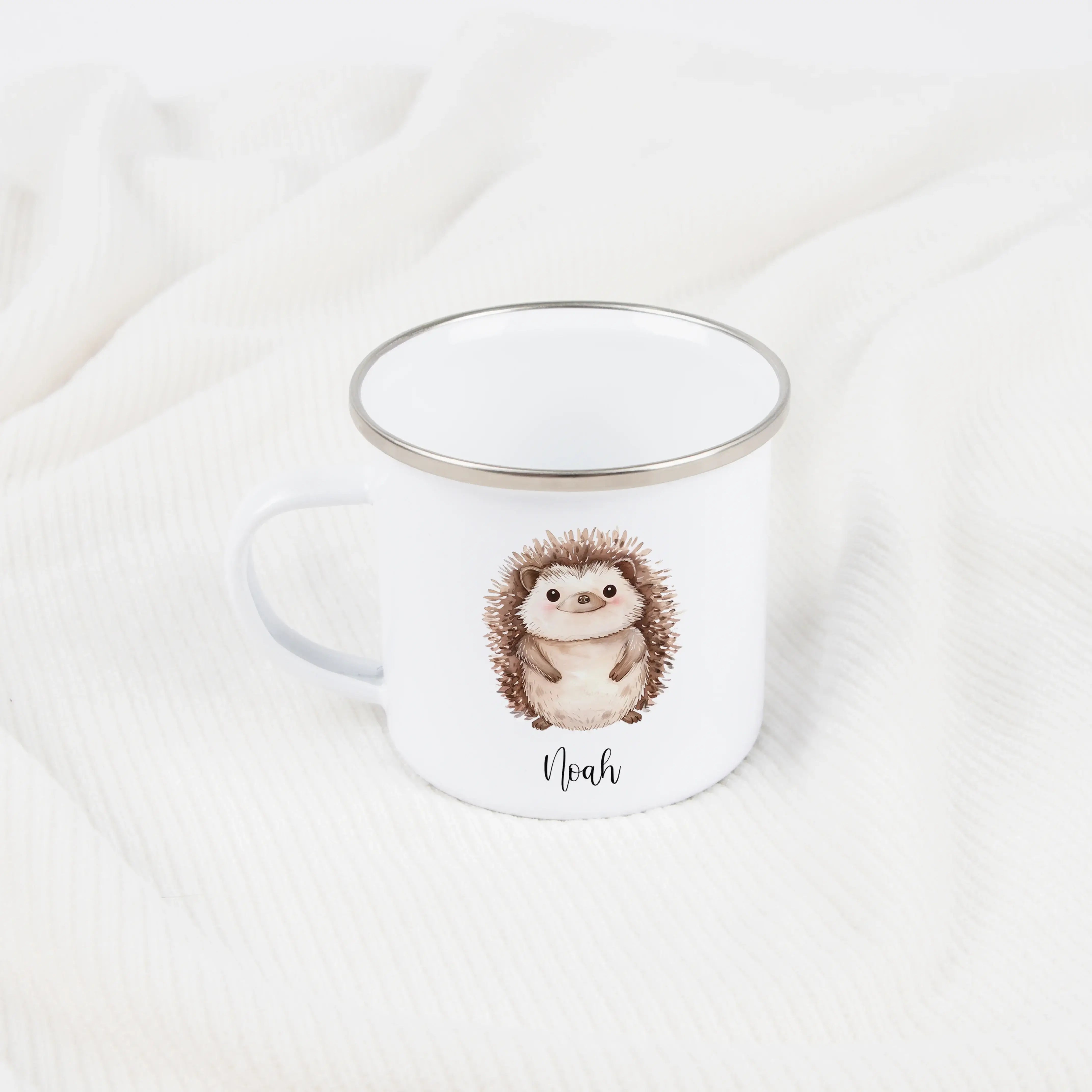 Emaille Tasse Igel-Emaille Tasse-famprints-Die Emaille Tasse Igel von famprints verbindet kindgerechtes Design mit persönlichem Charme und wird so zu einem Geschenk, das kleine Entdecker Tag für Tag begleitet. Das sanfte Wasserfarben-Motiv zeigt einen frö