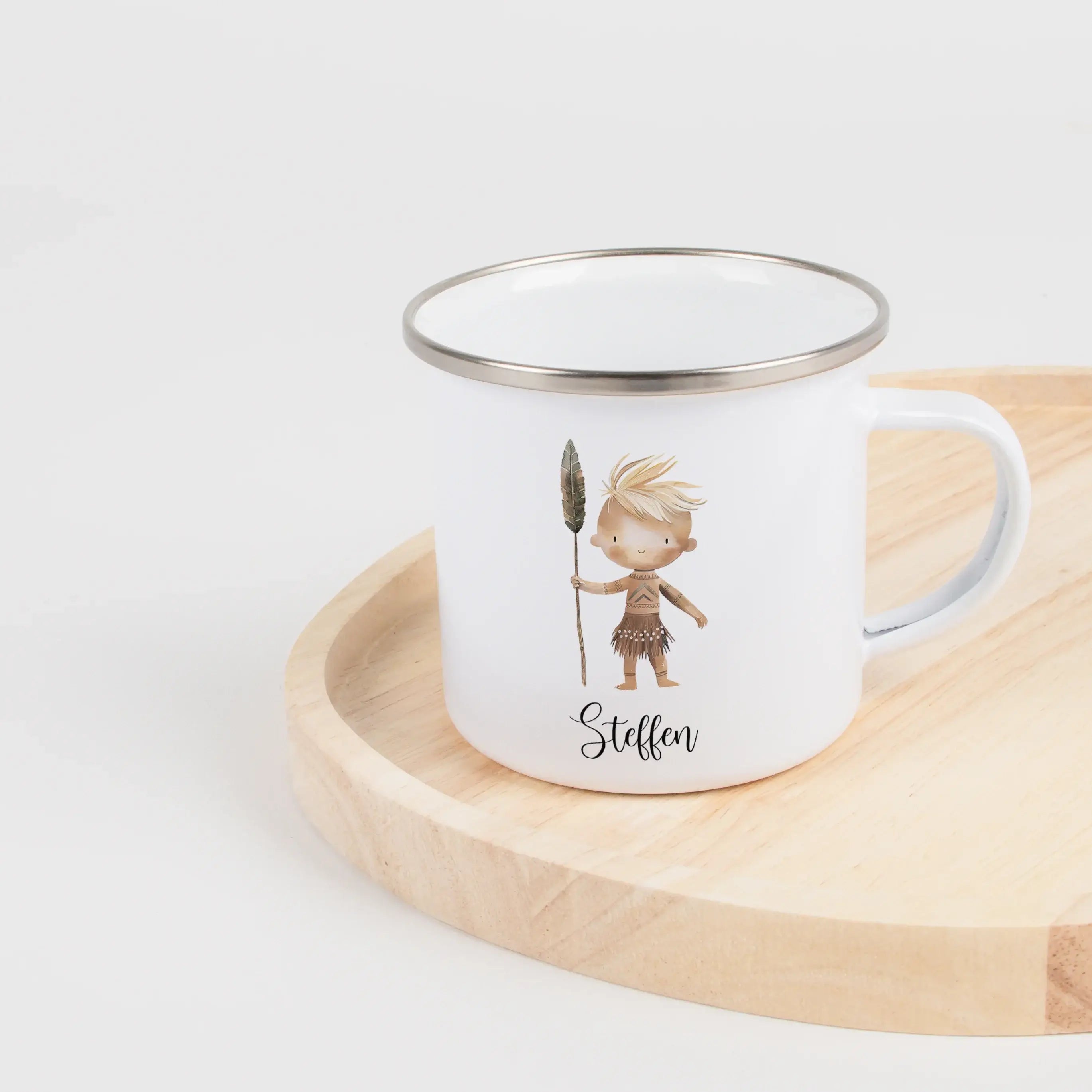 Emaille Tasse Indianer-Emaille Tasse-famprints-Mit der Emaille Tasse Indianer gestaltest du ein persönliches Trinkgefäß, das Kinder im Alltag begleitet und gleichzeitig ein liebevolles Geschenk ist. Das kindgerechte Indianer-Motiv im Aquarellstil wird ind