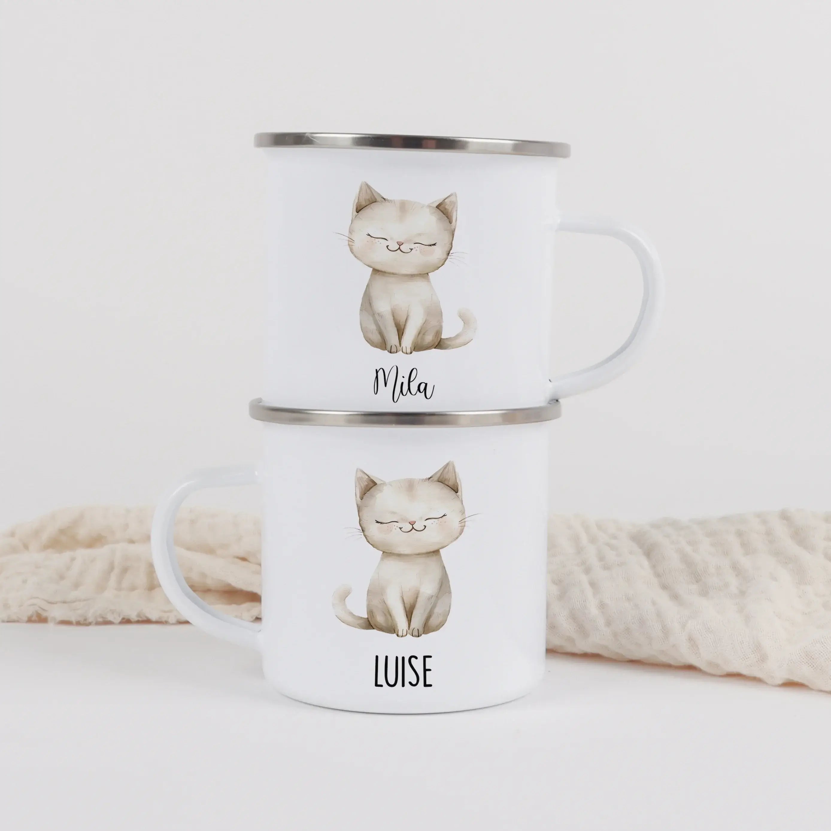 Emaille Tasse Katze-Emaille Tasse-famprints-Die Emaille Tasse Katze von famprints verbindet liebevolles Design mit personalisierten Details, die Kindern jeden Morgen ein Lächeln schenken. Die beiden niedlichen Katzenmotive im warmen Aquarellstil wirken we