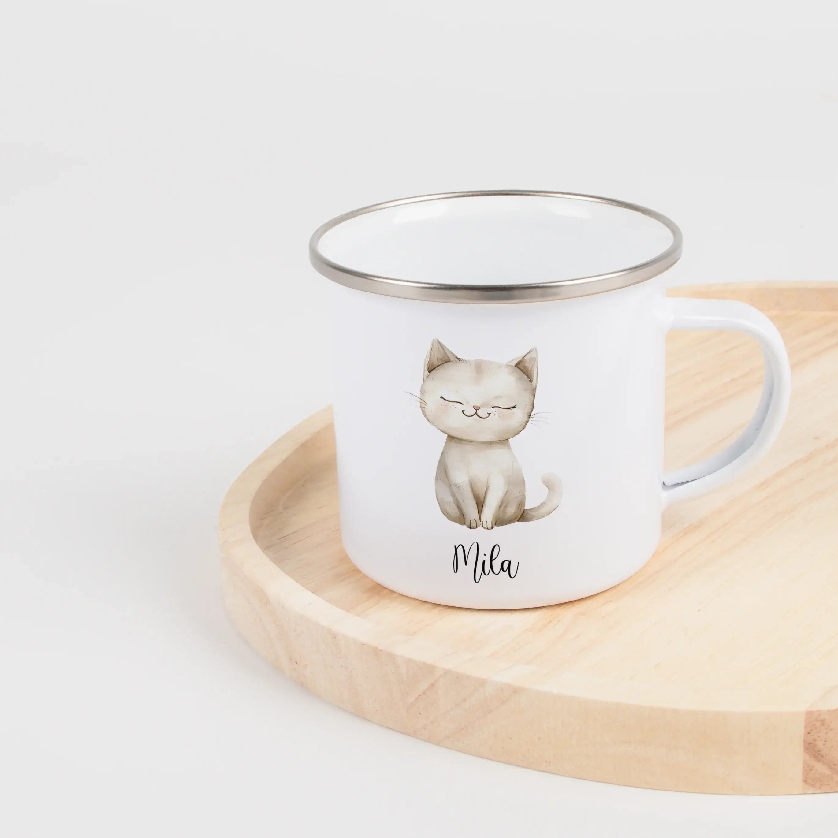 Emaille Tasse Katze-Emaille Tasse-famprints-Die Emaille Tasse Katze von famprints verbindet liebevolles Design mit personalisierten Details, die Kindern jeden Morgen ein Lächeln schenken. Die beiden niedlichen Katzenmotive im warmen Aquarellstil wirken we