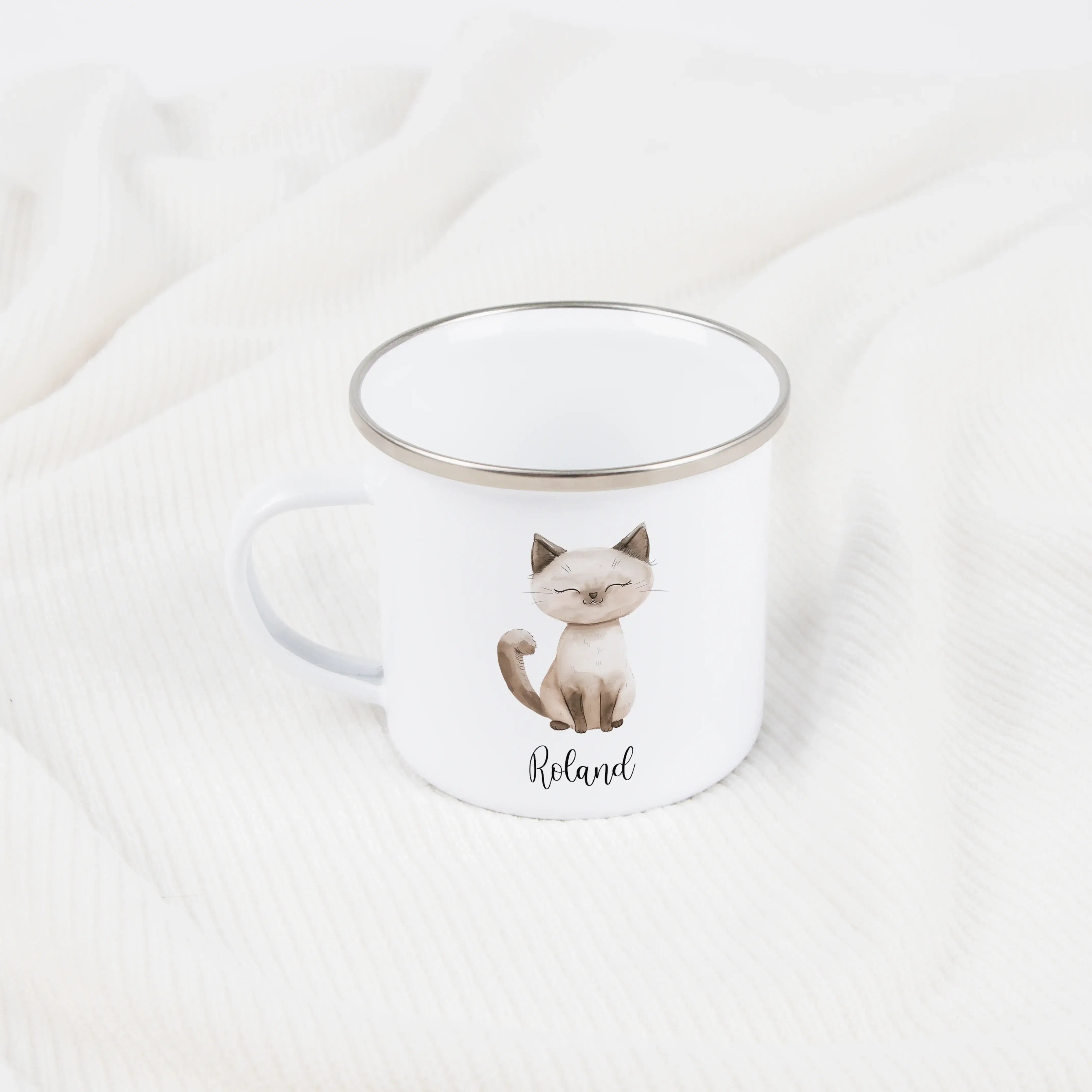 Emaille Tasse Katze-Emaille Tasse-famprints-Die Emaille Tasse Katze von famprints verbindet liebevolles Design mit personalisierten Details, die Kindern jeden Morgen ein Lächeln schenken. Die beiden niedlichen Katzenmotive im warmen Aquarellstil wirken we