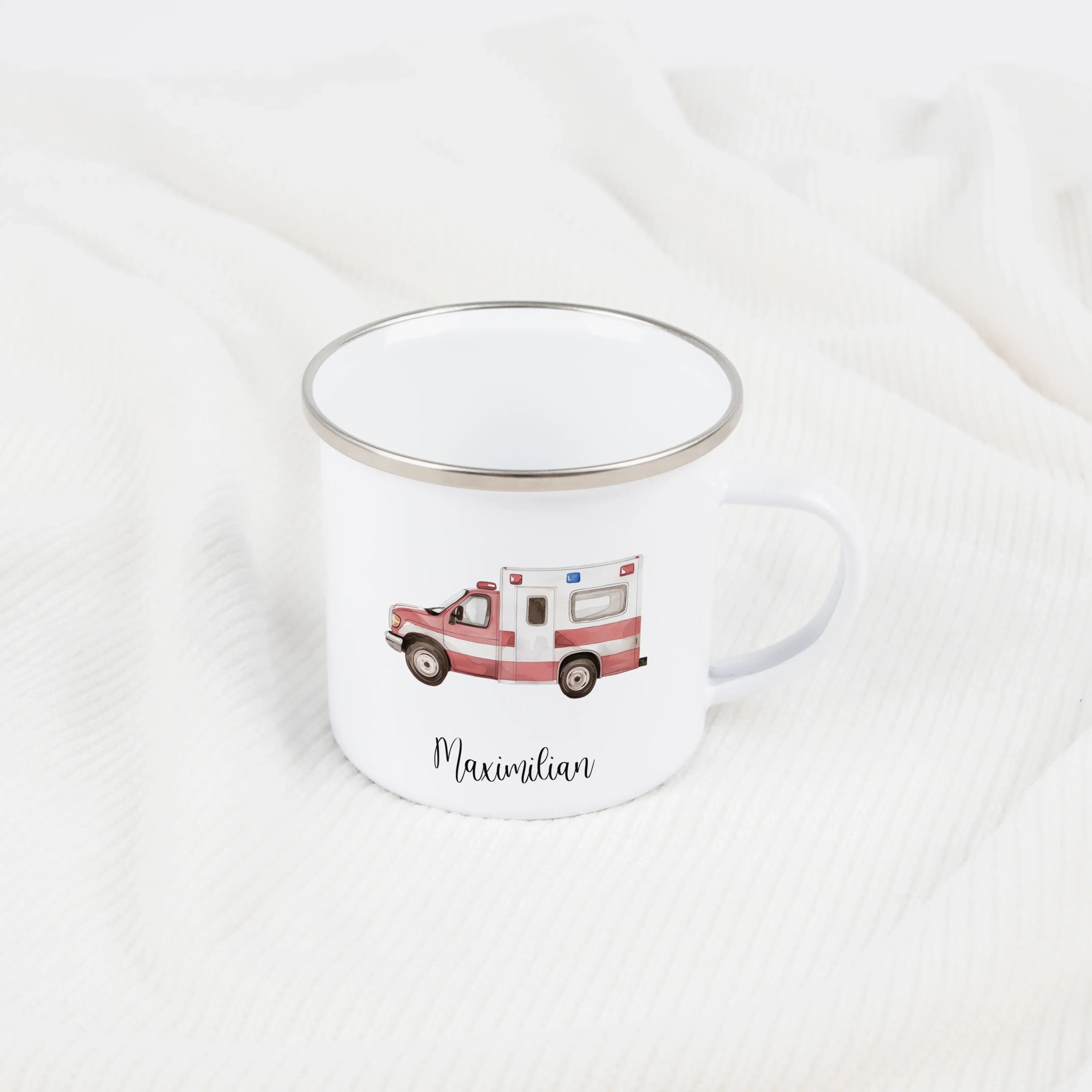 Emaille Tasse Krankenwagen-Emaille Tasse-famprints-Mit der Emaille Tasse Krankenwagen von famprints schenkst du mehr als nur eine Tasse. Du gestaltest ein persönliches Produkt, das den Alltag begleitet und sofort ein Lächeln auslöst. Der detailreich illus