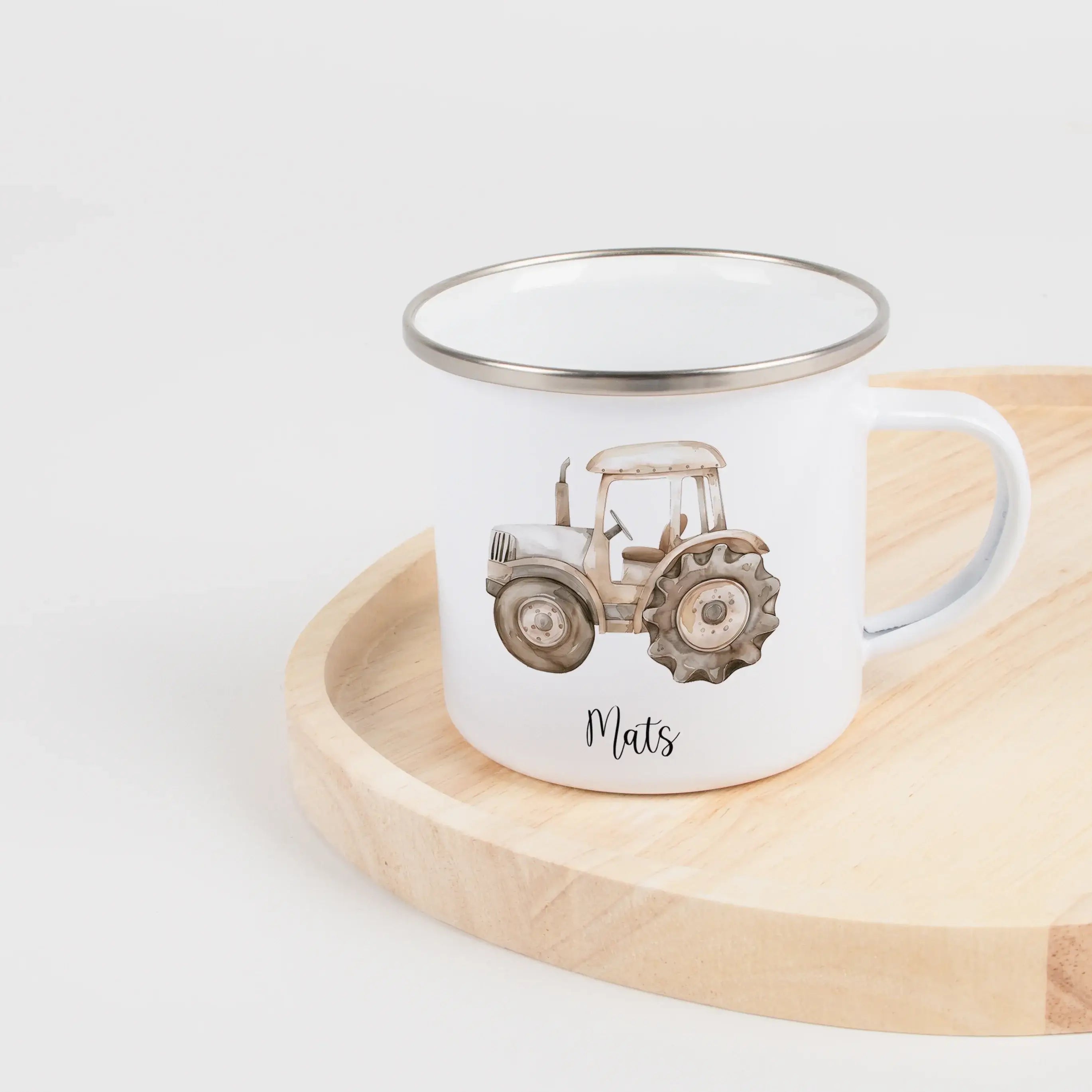 Emaille Tasse Traktor-Emaille Tasse-famprints-Die Emaille Tasse Traktor von famprints ist ein liebevoll gestalteter Alltagsbegleiter, der kleine Traktor-Fans zum Strahlen bringt. Das robuste Emaille, kombiniert mit einem detailreichen Traktor im sanften W