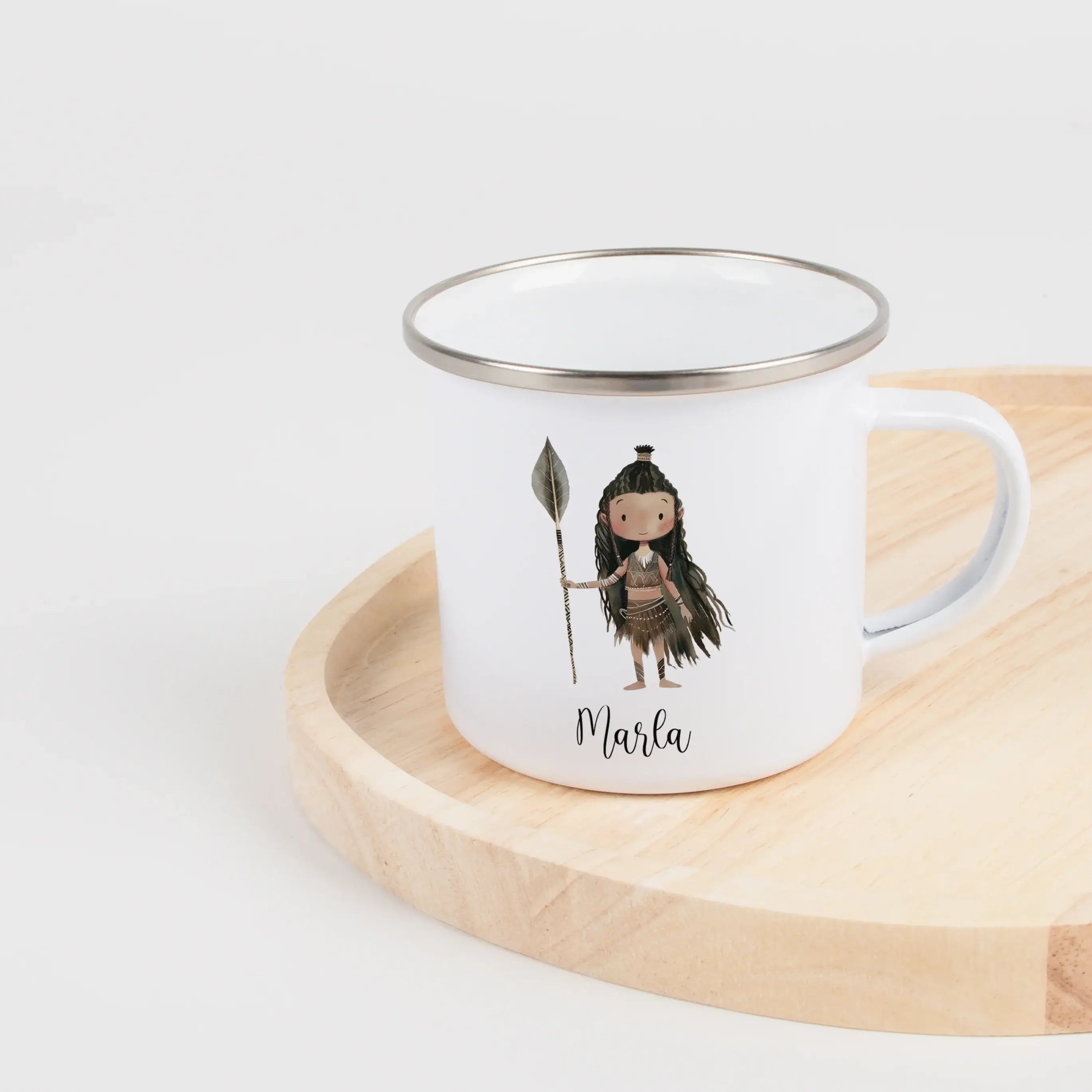 Emaille Tasse Indianerin-Emaille Tasse-famprints-Die Emaille Tasse Indianerin von famprints ist mehr als nur ein Trinkbecher – sie ist ein persönliches Geschenk mit Bedeutung. Das fein illustrierte Indianerin-Motiv im Aquarell-Stil begeistert Kinder ebens
