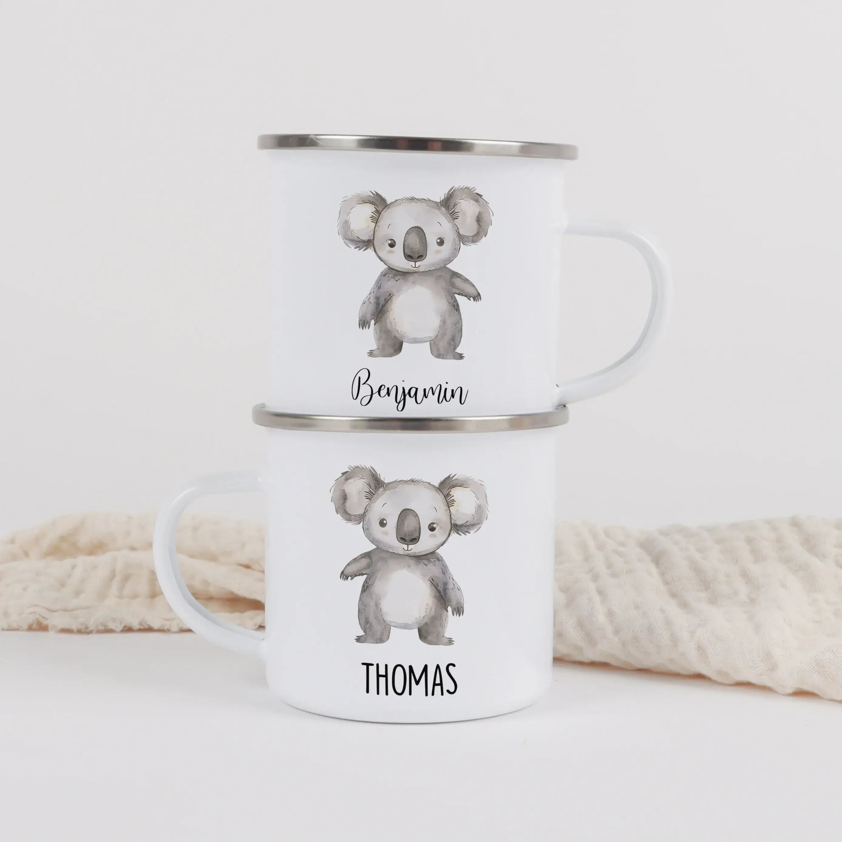 Emaille Tasse Koala-Emaille Tasse-famprints-Die Emaille Tasse Koala von famprints bringt jeden Morgen ein bisschen Wärme und ein freundliches Hallo in deinen Alltag. Das liebevoll illustrierte Koala-Motiv in sanfter Aquarell-Optik macht die personalisiert