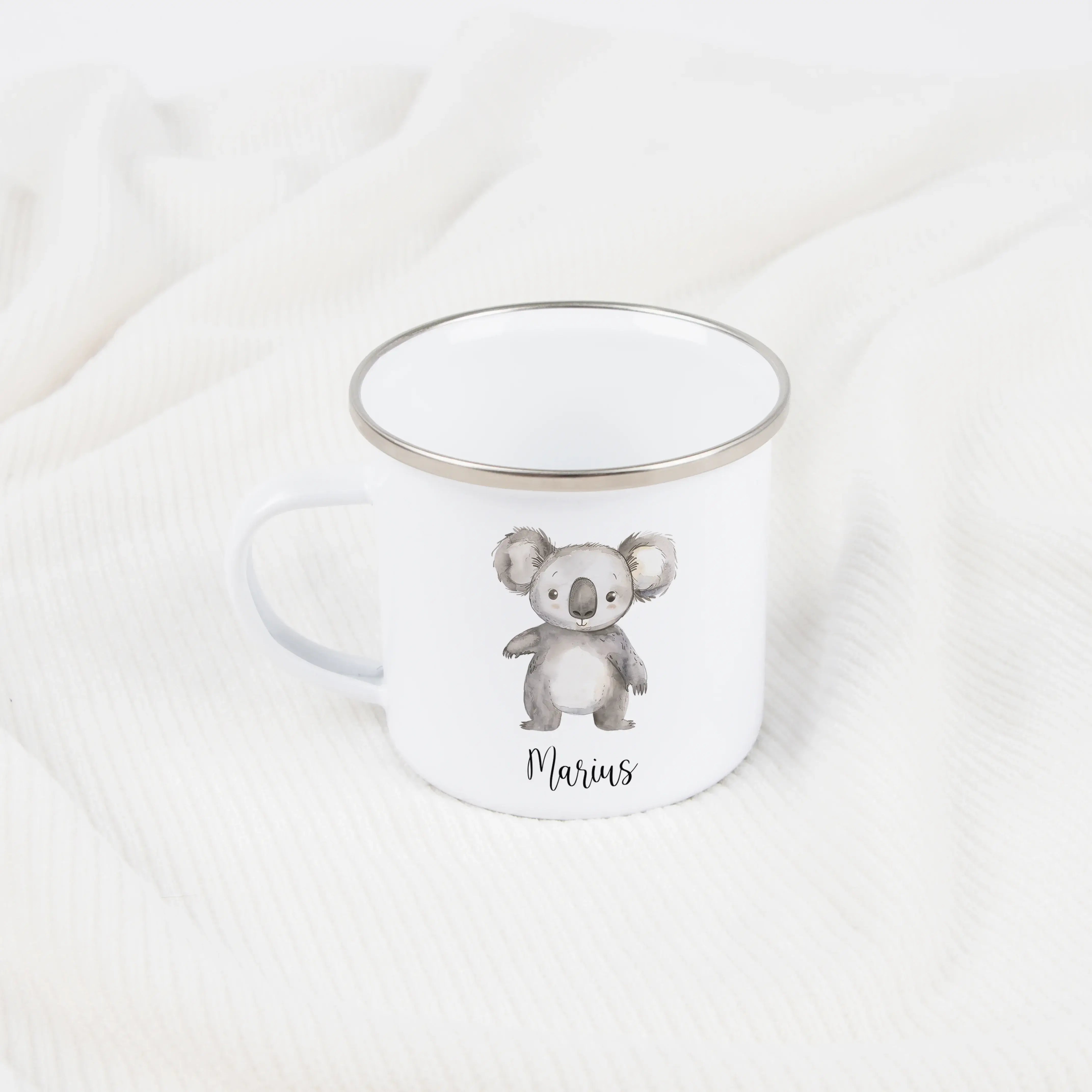 Emaille Tasse Koala-Emaille Tasse-famprints-Die Emaille Tasse Koala von famprints bringt jeden Morgen ein bisschen Wärme und ein freundliches Hallo in deinen Alltag. Das liebevoll illustrierte Koala-Motiv in sanfter Aquarell-Optik macht die personalisiert