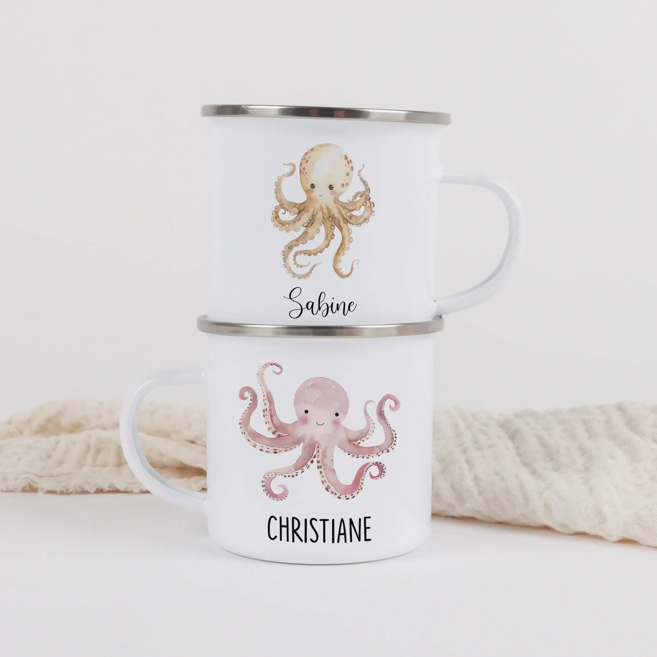 Emaille Tasse Krake-Emaille Tasse-famprints-Die Emaille Tasse Krake von famprints ist ein liebevoll gestaltetes Geschenk für Kinder und Familien, die personalisierte Alltagsprodukte mit Bedeutung suchen. Das verspielte Krakenmotiv in sanfter Aquarell-Opti