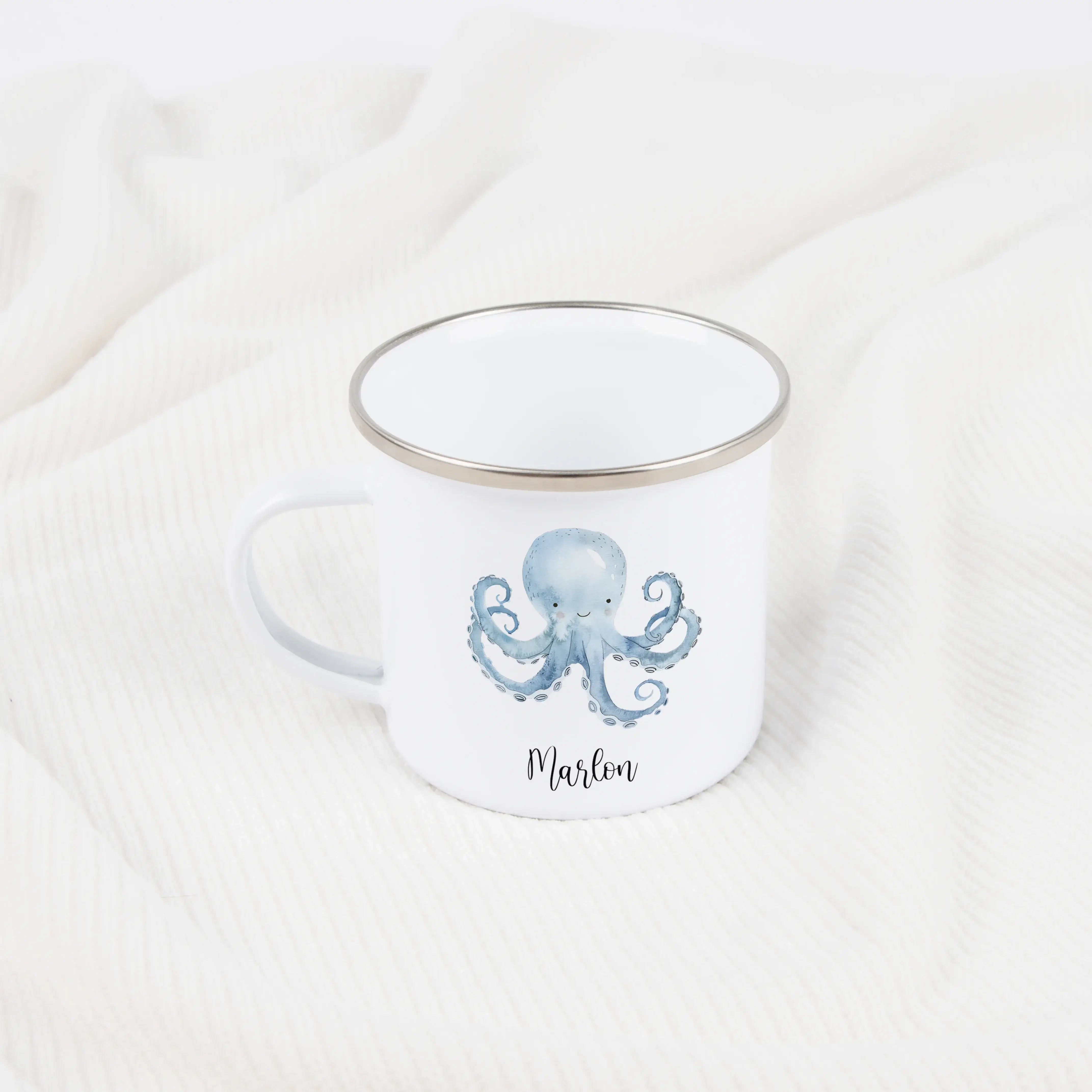Emaille Tasse Krake-Emaille Tasse-famprints-Die Emaille Tasse Krake von famprints ist ein liebevoll gestaltetes Geschenk für Kinder und Familien, die personalisierte Alltagsprodukte mit Bedeutung suchen. Das verspielte Krakenmotiv in sanfter Aquarell-Opti