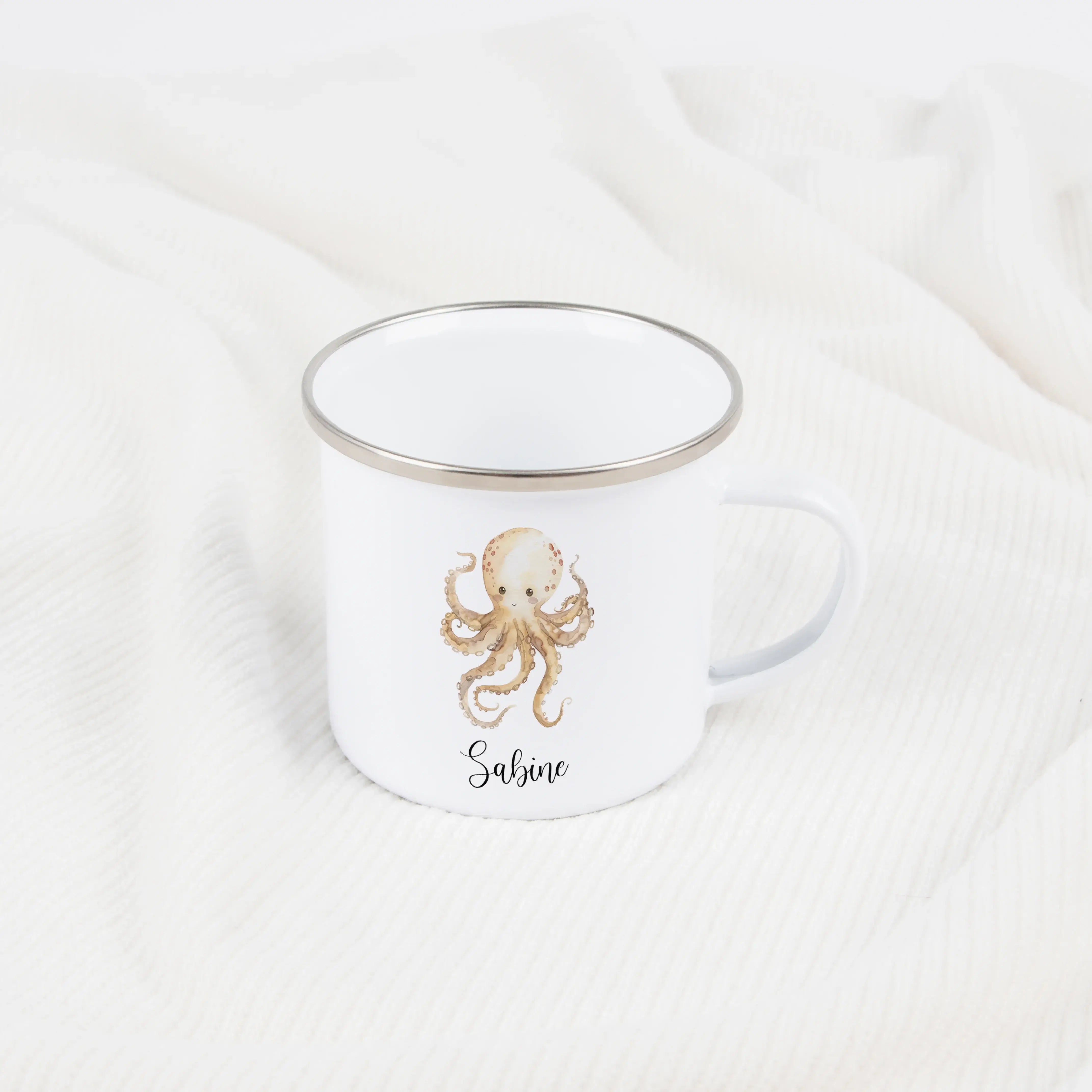 Emaille Tasse Krake-Emaille Tasse-famprints-Die Emaille Tasse Krake von famprints ist ein liebevoll gestaltetes Geschenk für Kinder und Familien, die personalisierte Alltagsprodukte mit Bedeutung suchen. Das verspielte Krakenmotiv in sanfter Aquarell-Opti