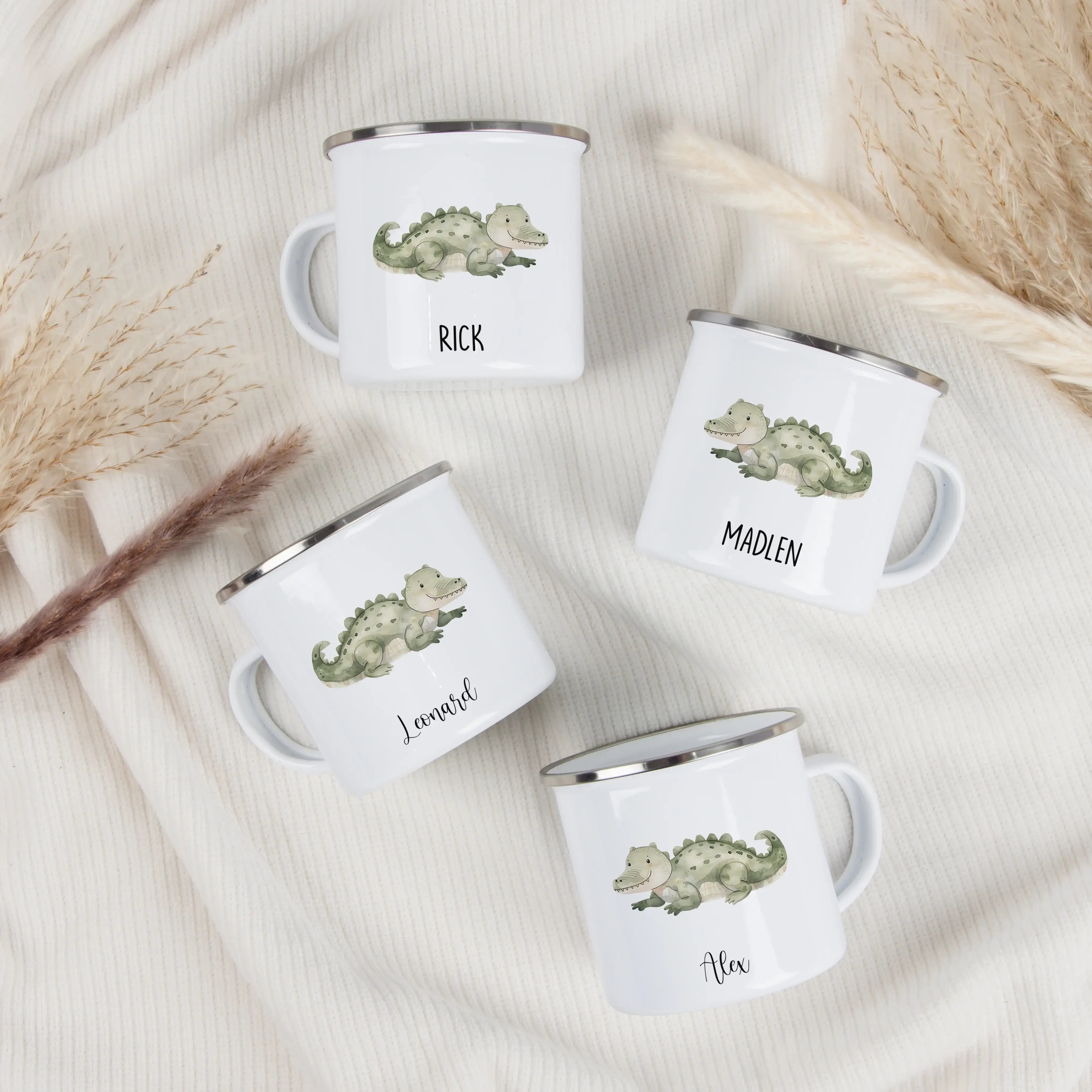 Emaille Tasse Krokodil-Emaille Tasse-famprints-Die Emaille Tasse Krokodil von famprints ist genau richtig, wenn du ein personalisiertes Geschenk suchst, das im Alltag genutzt wird und trotzdem etwas Besonderes ist. Das liebevoll illustrierte Krokodil-Moti