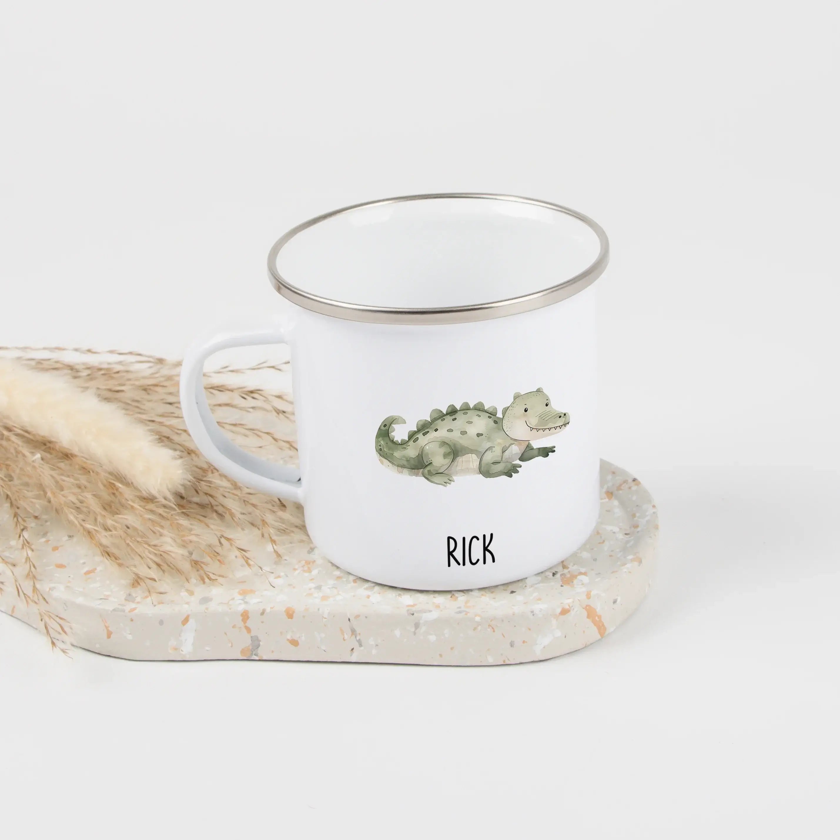 Emaille Tasse Krokodil-Emaille Tasse-famprints-Die Emaille Tasse Krokodil von famprints ist genau richtig, wenn du ein personalisiertes Geschenk suchst, das im Alltag genutzt wird und trotzdem etwas Besonderes ist. Das liebevoll illustrierte Krokodil-Moti