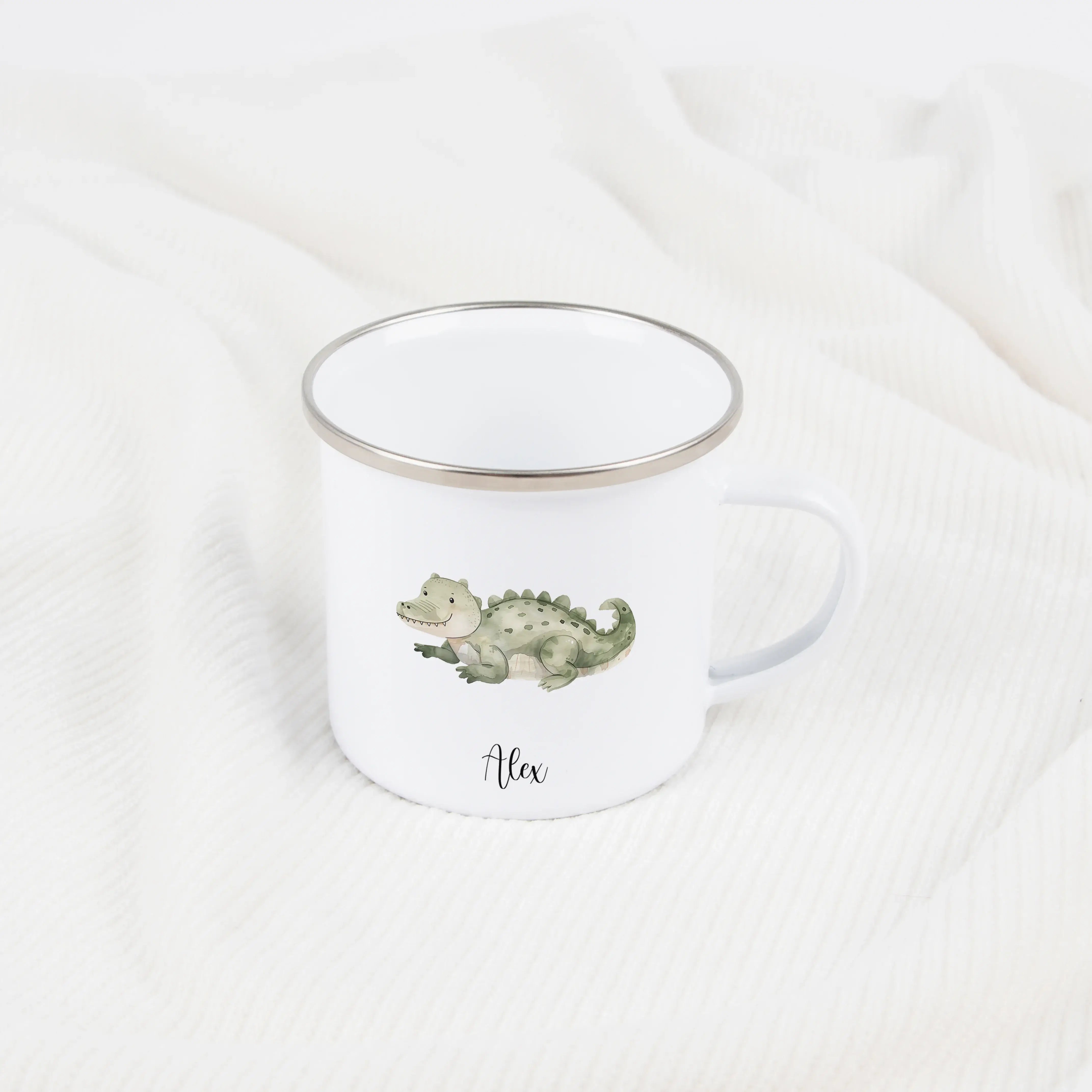Emaille Tasse Krokodil-Emaille Tasse-famprints-Die Emaille Tasse Krokodil von famprints ist genau richtig, wenn du ein personalisiertes Geschenk suchst, das im Alltag genutzt wird und trotzdem etwas Besonderes ist. Das liebevoll illustrierte Krokodil-Moti