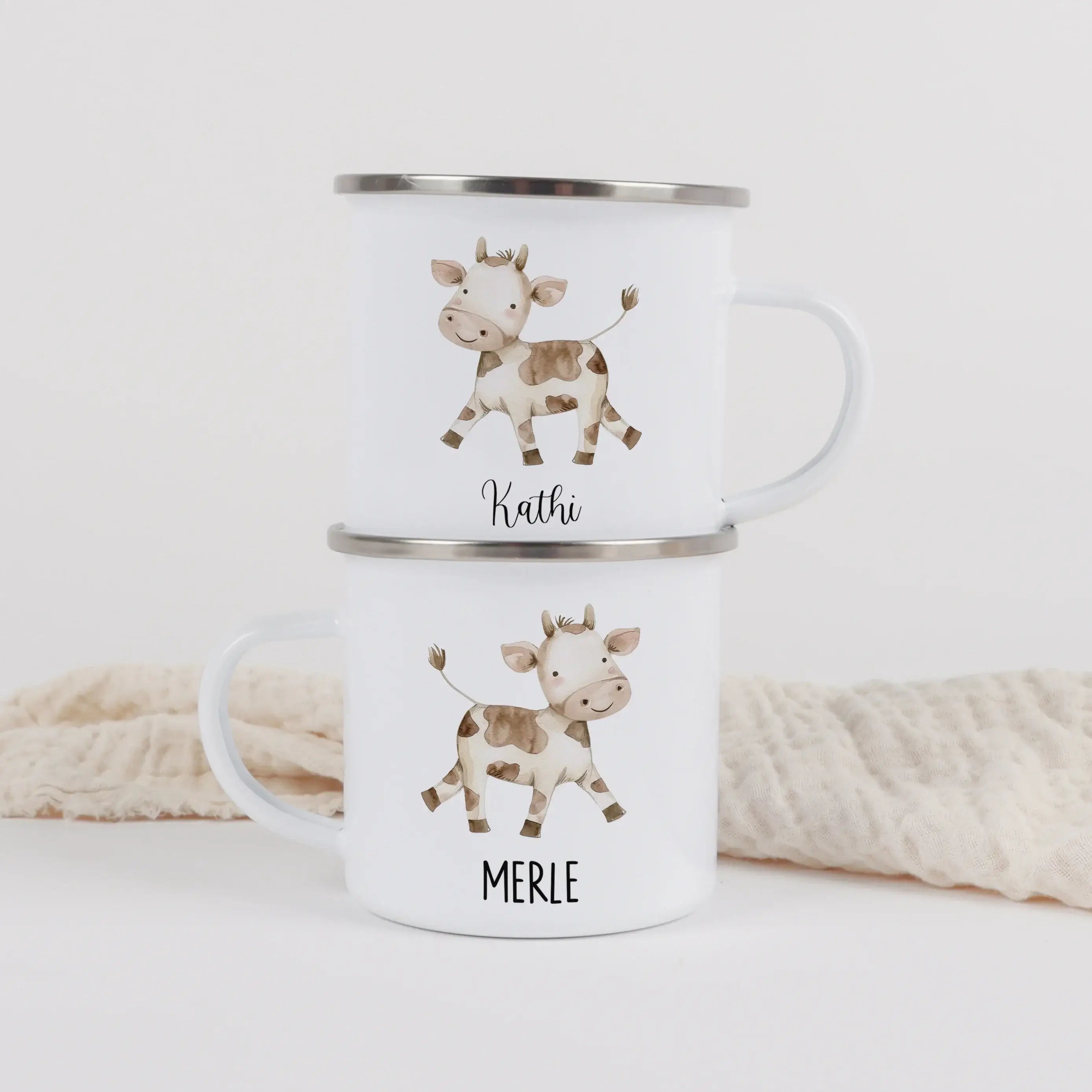 Emaille Tasse Kuh-Emaille Tasse-famprints-Die Emaille Tasse Kuh von famprints verbindet liebevolles Design mit persönlichen Erinnerungsmomenten. Die freundlich gezeichnete Kuh im Aquarellstil macht die Tasse zu einem charmanten Begleiter für Kinder und Er