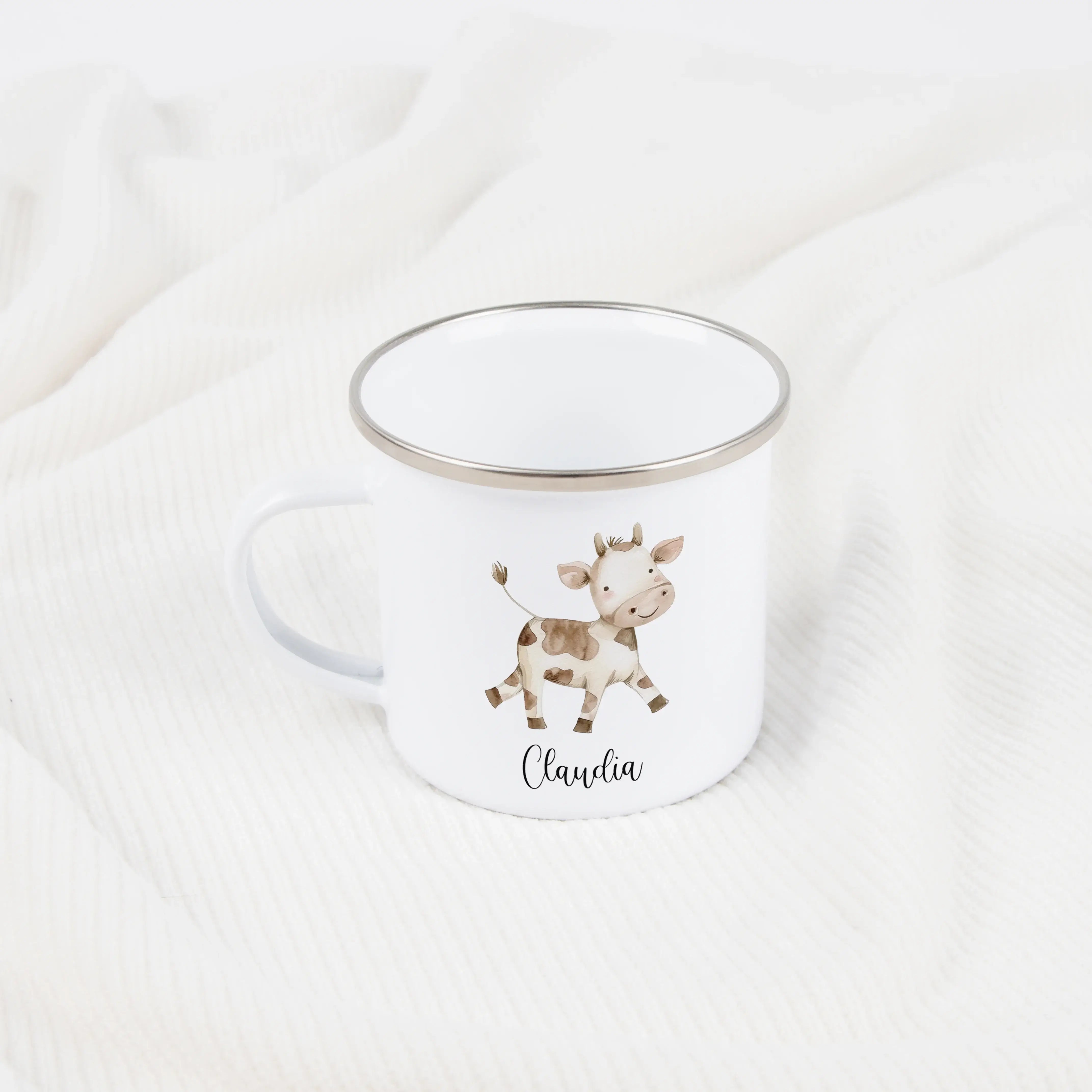 Emaille Tasse Kuh-Emaille Tasse-famprints-Die Emaille Tasse Kuh von famprints verbindet liebevolles Design mit persönlichen Erinnerungsmomenten. Die freundlich gezeichnete Kuh im Aquarellstil macht die Tasse zu einem charmanten Begleiter für Kinder und Er