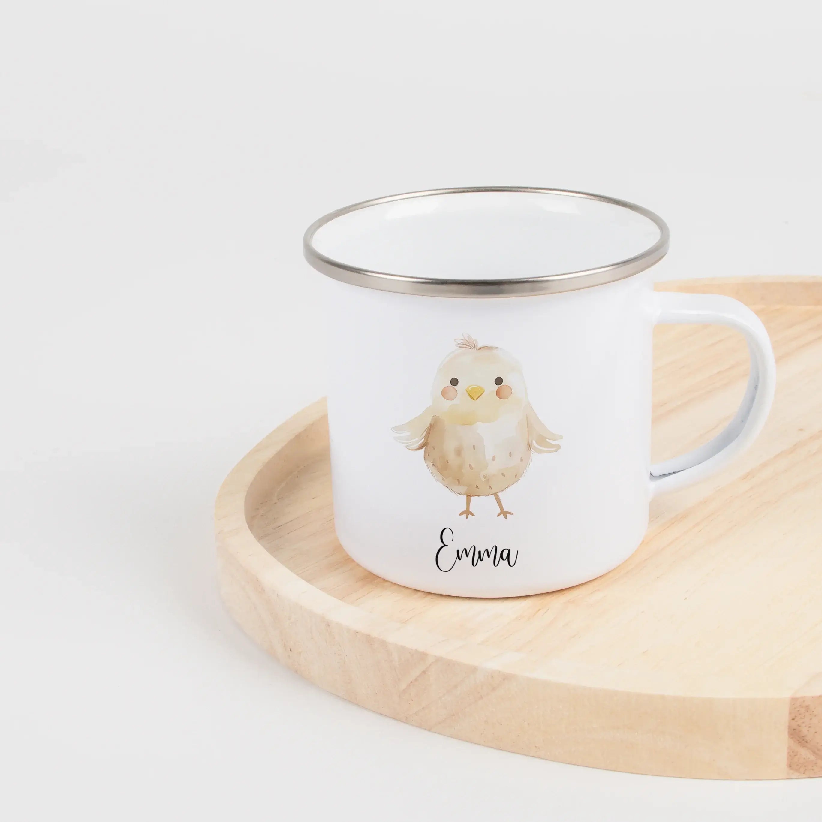 Emaille Tasse Küken-Emaille Tasse-famprints-Die Emaille Tasse Küken von famprints ist ein liebevoll gestalteter Emaillebecher für Kinder und Familien, die personalisierte Geschenke mit Bedeutung suchen. Das niedliche Kükenmotiv im sanften Aquarellstil mac