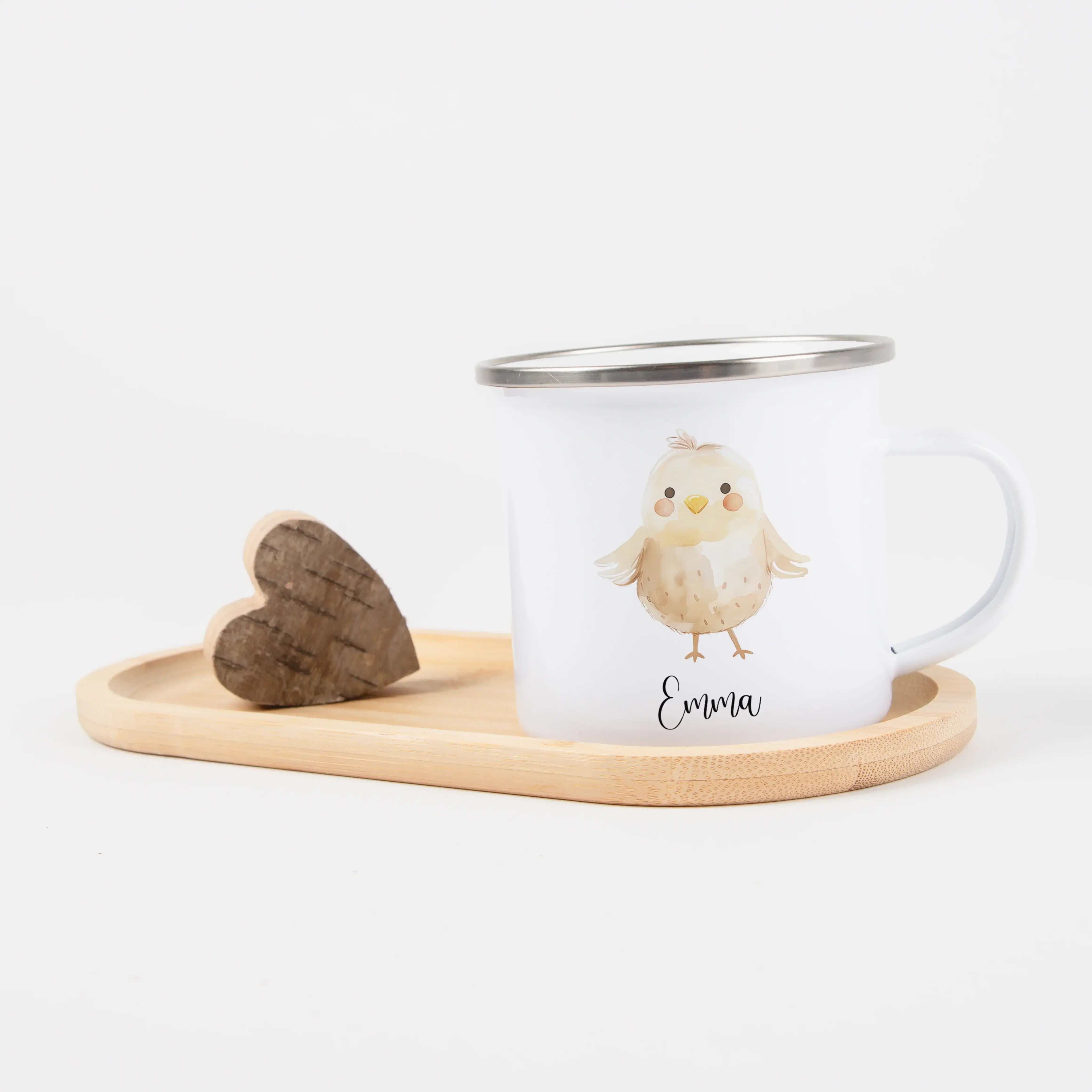 Emaille Tasse Küken-Emaille Tasse-famprints-Die Emaille Tasse Küken von famprints ist ein liebevoll gestalteter Emaillebecher für Kinder und Familien, die personalisierte Geschenke mit Bedeutung suchen. Das niedliche Kükenmotiv im sanften Aquarellstil mac