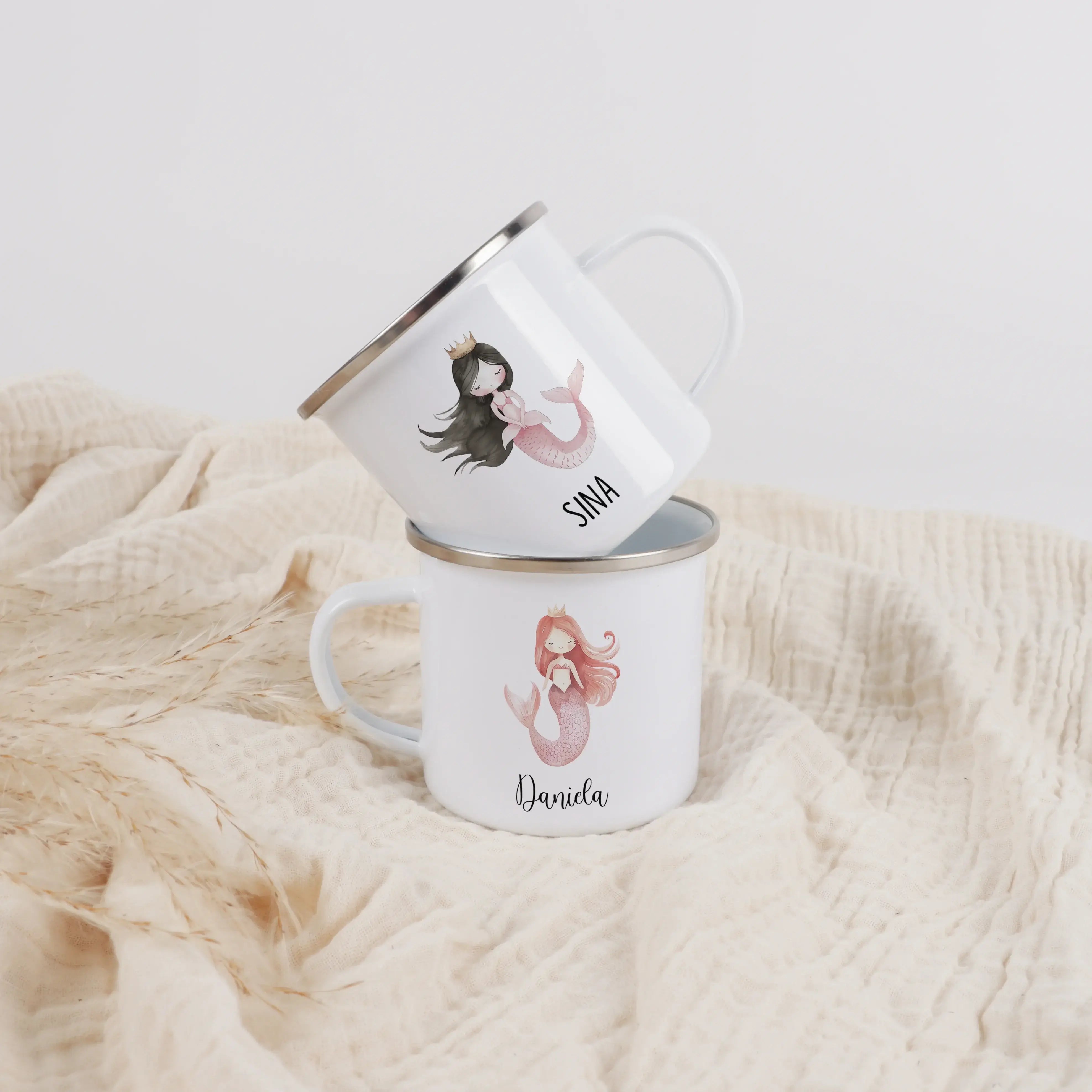 Emaille Tasse Meerjungfrau rosa-Emaille Tasse-famprints-Die Emaille Tasse Meerjungfrau rosa bringt Magie an den Frühstückstisch und verwandelt jeden Schluck in einen kleinen Moment voller Fantasie. Das zarte Rosa, kombiniert mit liebevoll gestalteten Meer