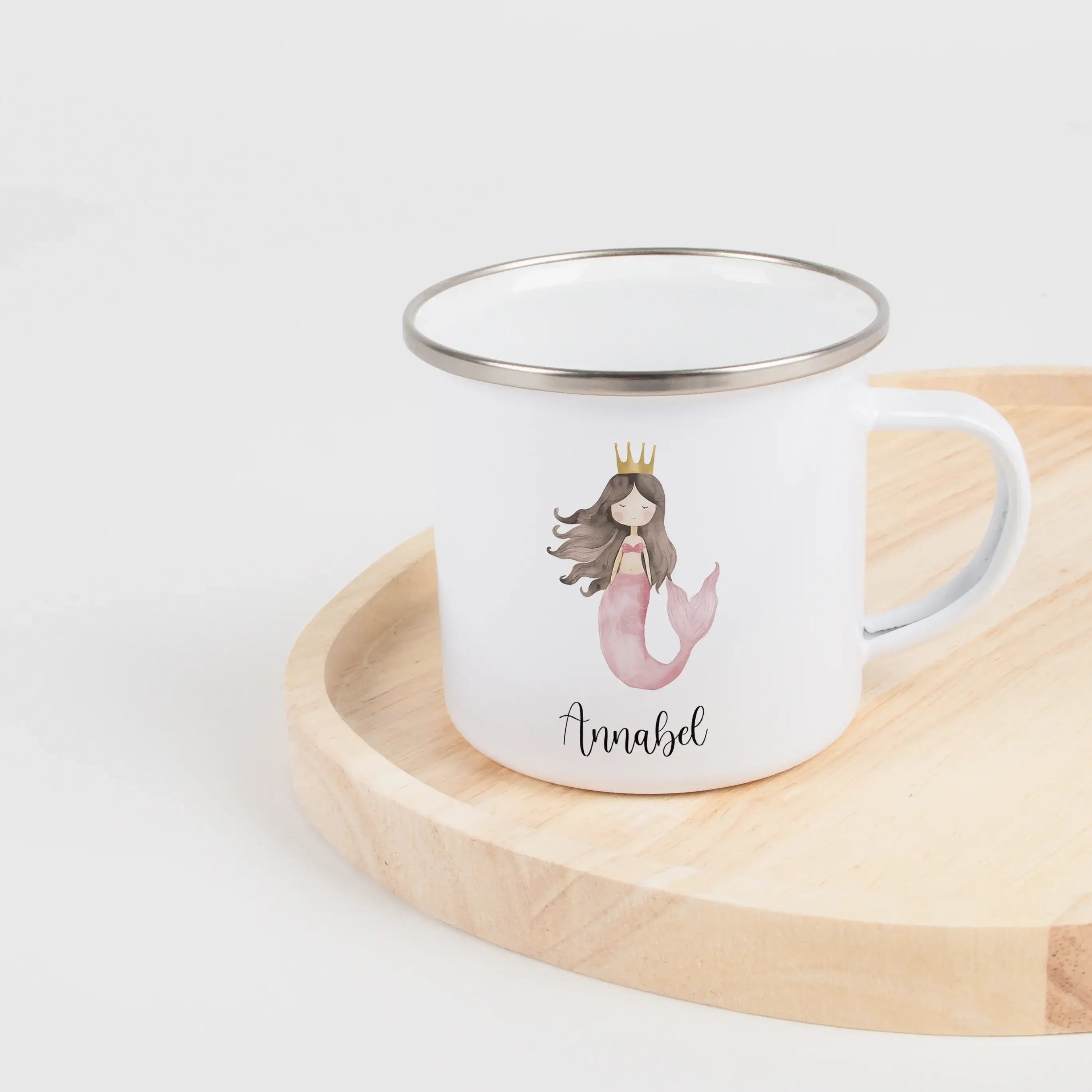 Emaille Tasse Meerjungfrau rosa-Emaille Tasse-famprints-Die Emaille Tasse Meerjungfrau rosa bringt Magie an den Frühstückstisch und verwandelt jeden Schluck in einen kleinen Moment voller Fantasie. Das zarte Rosa, kombiniert mit liebevoll gestalteten Meer