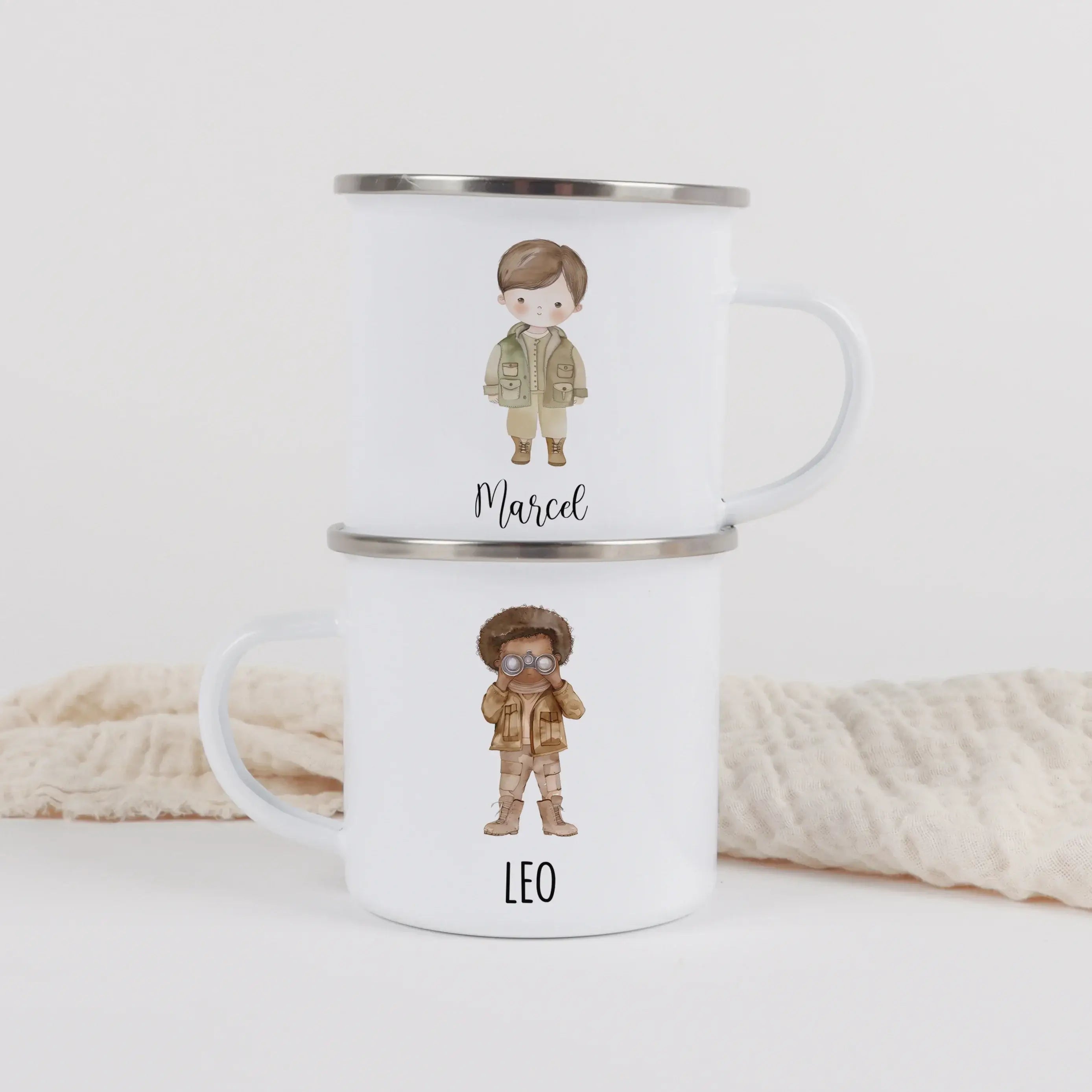 Emaille Tasse Pfadfinder-Emaille Tasse-famprints-Mit der Emaille Tasse Pfadfinder von famprints schenkst du mehr als nur einen Becher. Du schenkst ein persönliches Erinnerungsstück, das perfekt zu kleinen und großen Abenteurern passt. Ob zum Start bei den