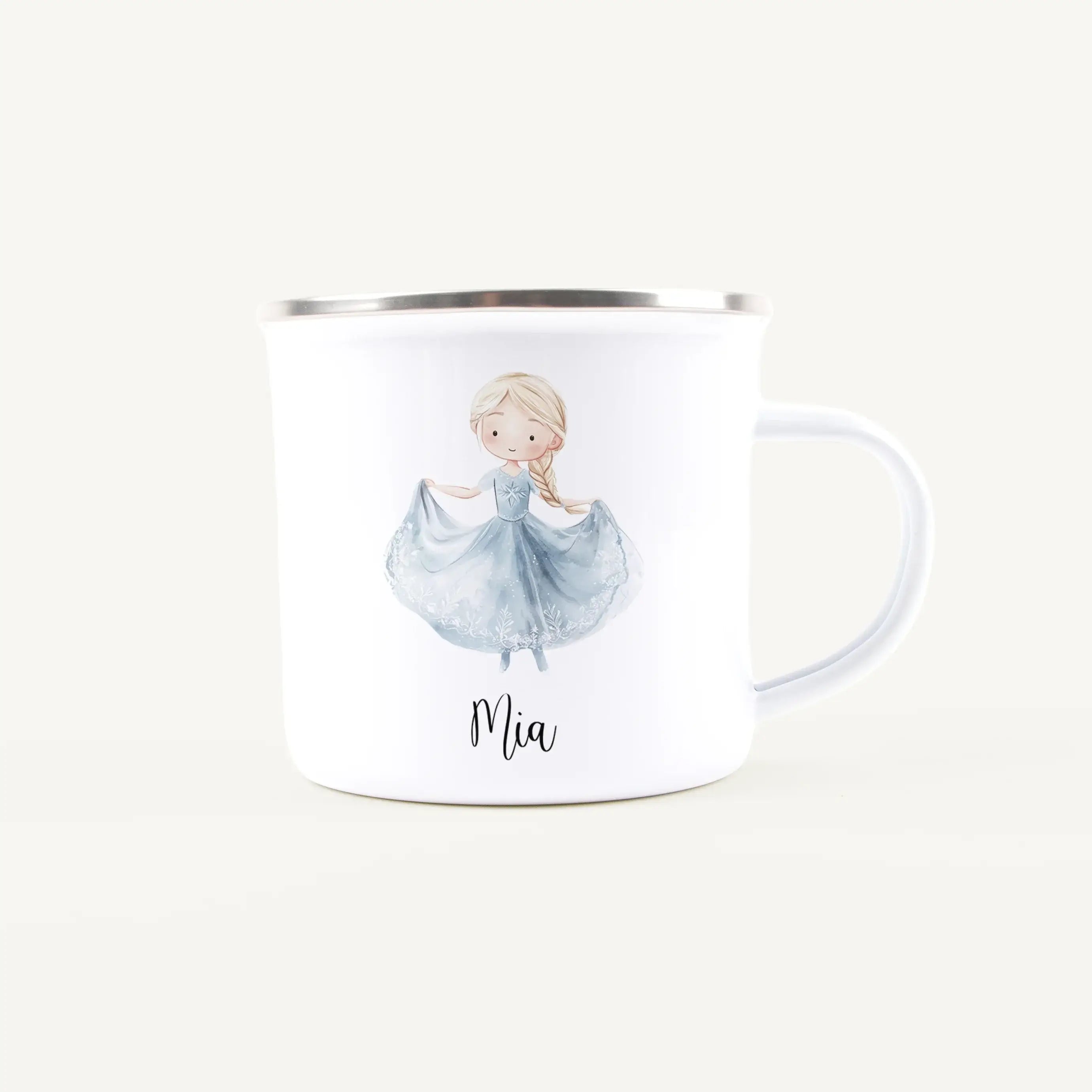 Emaille Tasse Eiskönigin-Emaille Tasse-famprints-Mit der Emaille Tasse Eiskönigin von famprints schenkst du Kindern einen kleinen täglichen Glücksmoment – perfekt für alle, die Märchenwelten, Winterzauber und liebevoll gestaltete Motive mögen. Die weiße K