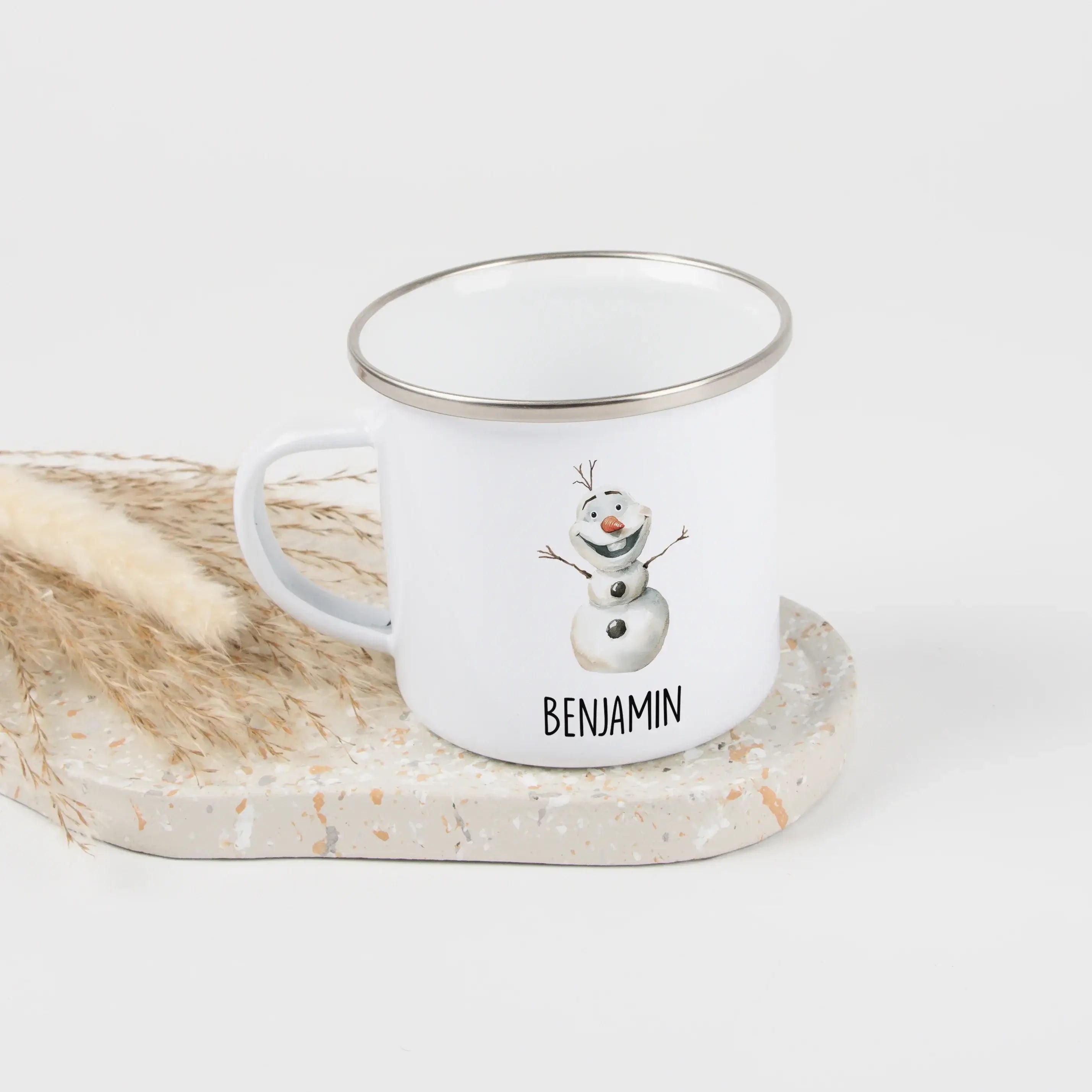 Emaille Tasse Eiskönigin-Emaille Tasse-famprints-Mit der Emaille Tasse Eiskönigin von famprints schenkst du Kindern einen kleinen täglichen Glücksmoment – perfekt für alle, die Märchenwelten, Winterzauber und liebevoll gestaltete Motive mögen. Die weiße K