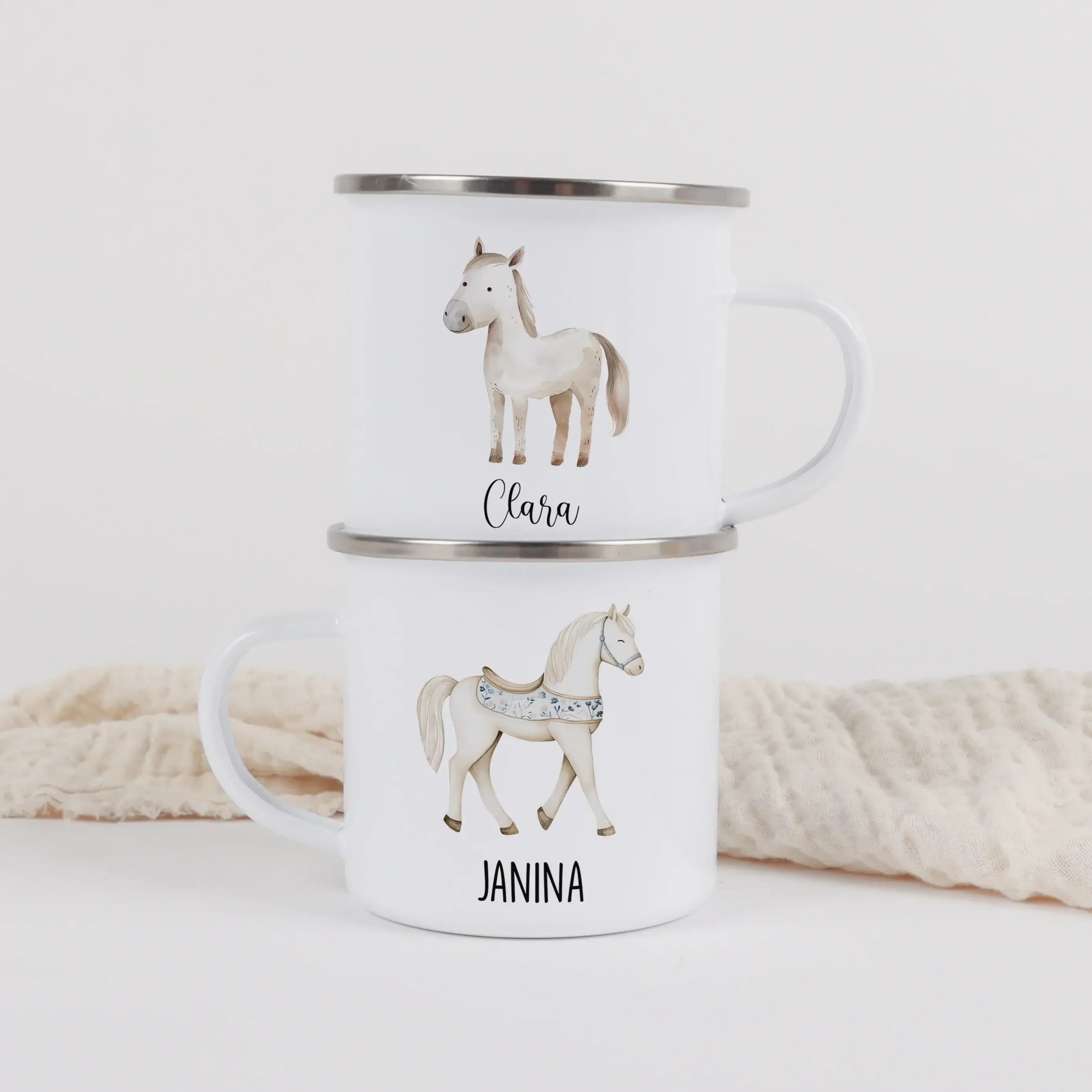 Emaille Tasse Pferd-Emaille Tasse-famprints-Entdecke die zauberhafte Emaille Tasse mit einem süßen Pferd, die nicht nur praktisch ist, sondern auch ein Stückchen Freude in den Alltag deines Kindes bringt. Diese personalisierte Tasse wird mit Liebe für dic
