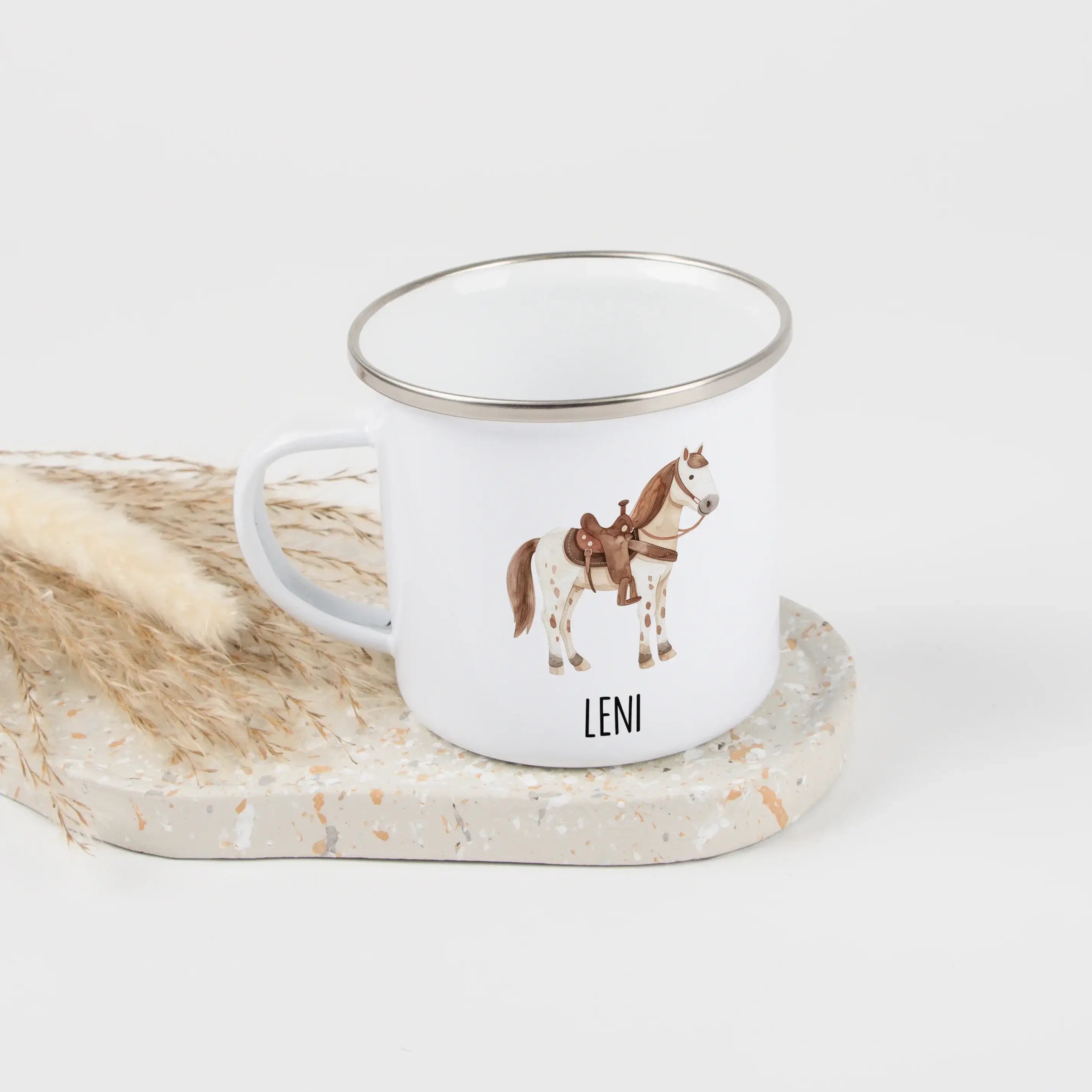 Emaille Tasse Pferd-Emaille Tasse-famprints-Entdecke die zauberhafte Emaille Tasse mit einem süßen Pferd, die nicht nur praktisch ist, sondern auch ein Stückchen Freude in den Alltag deines Kindes bringt. Diese personalisierte Tasse wird mit Liebe für dic