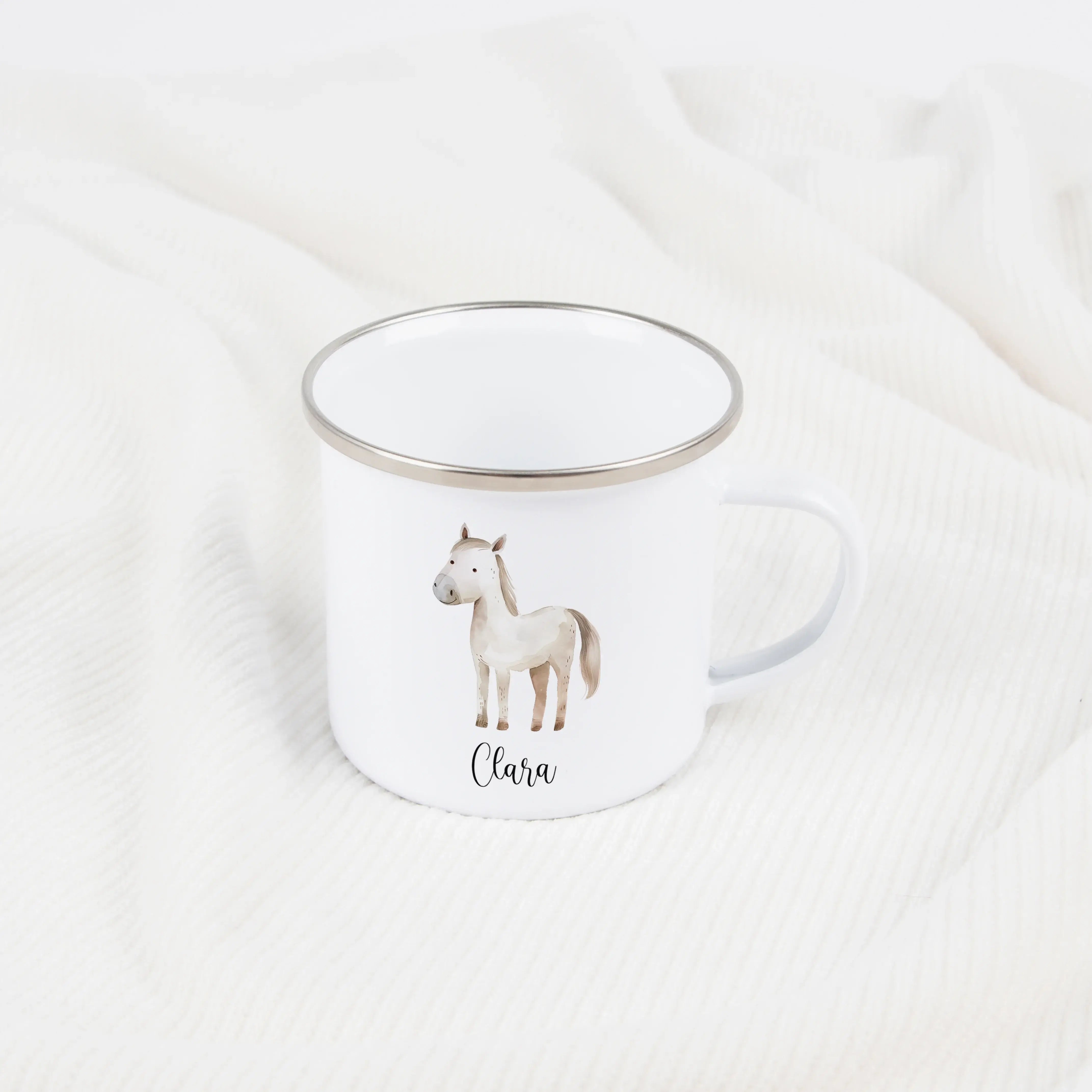 Emaille Tasse Pferd-Emaille Tasse-famprints-Entdecke die zauberhafte Emaille Tasse mit einem süßen Pferd, die nicht nur praktisch ist, sondern auch ein Stückchen Freude in den Alltag deines Kindes bringt. Diese personalisierte Tasse wird mit Liebe für dic
